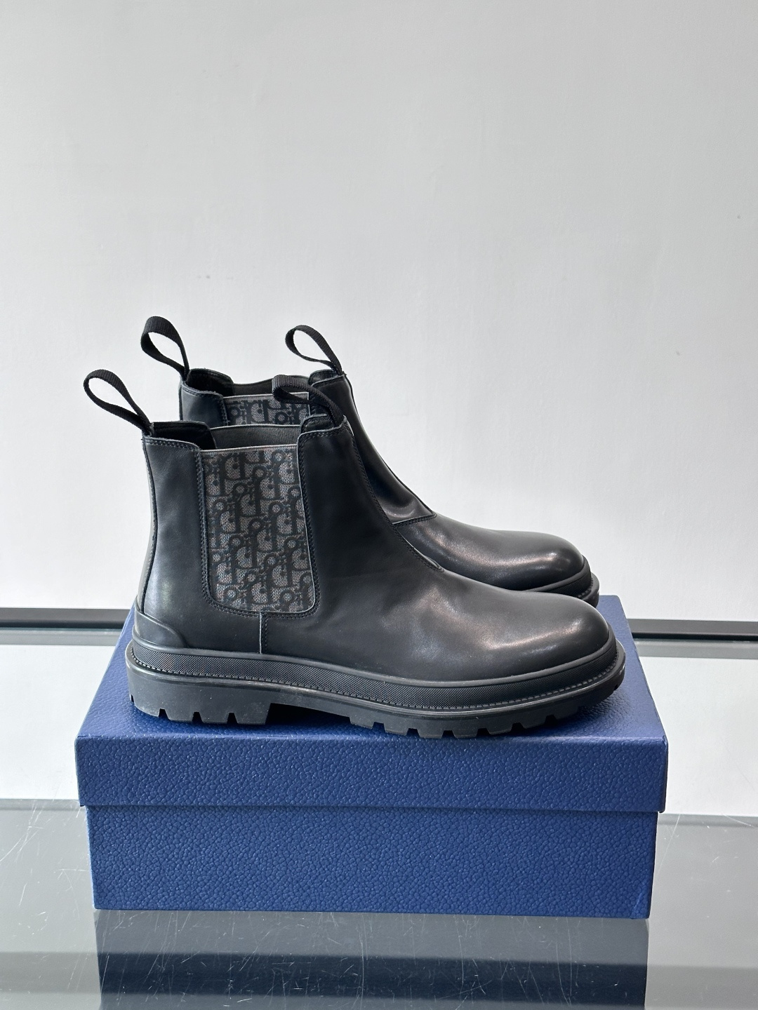 Dior 男士切尔西靴，选用优质麂皮➕牛皮。触感柔软，质感细腻，秋冬穿超有氛围感 。内衬是经典Obliq