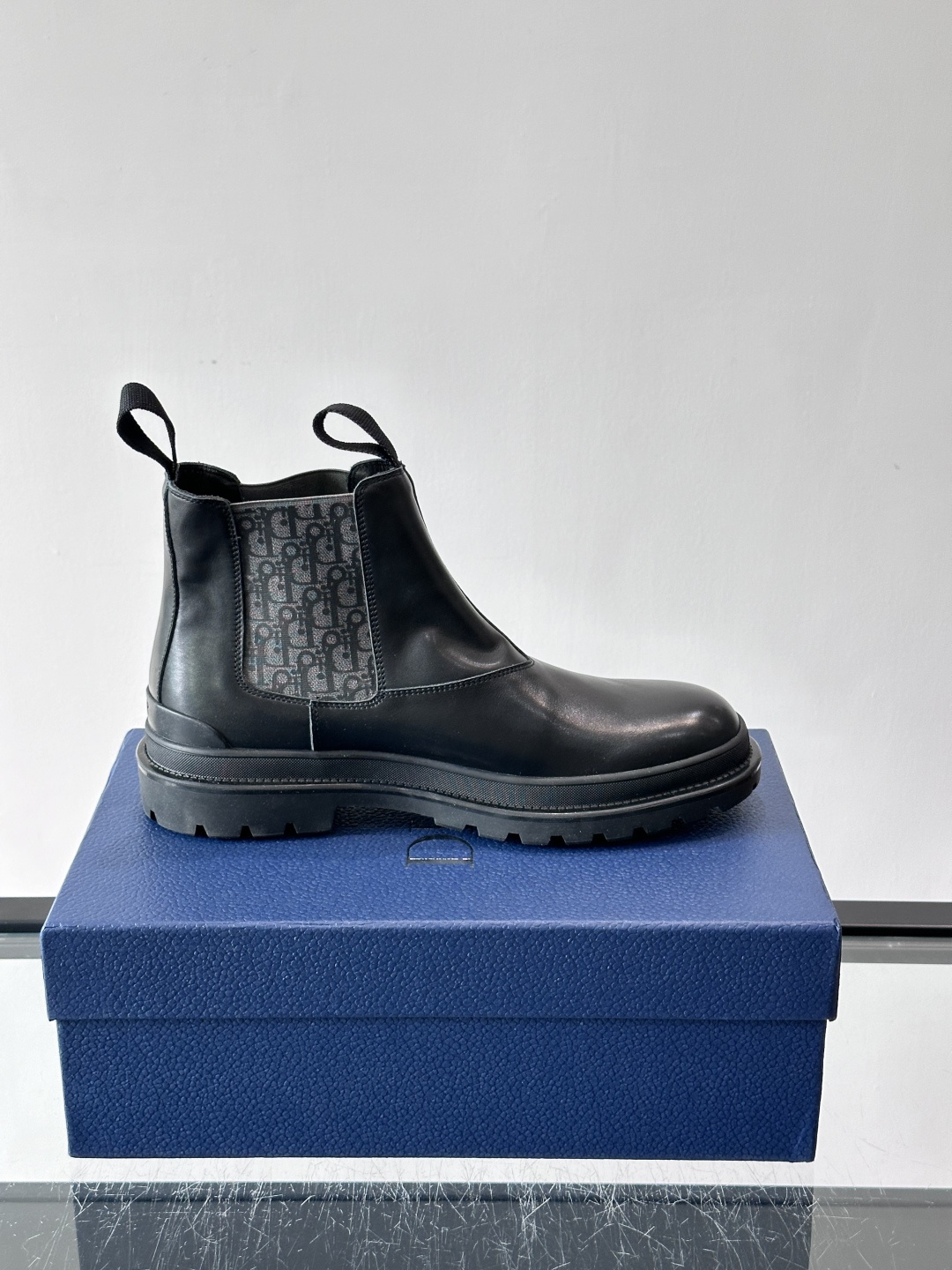 Dior 男士切尔西靴，选用优质麂皮➕牛皮。触感柔软，质感细腻，秋冬穿超有氛围感 。内衬是经典Obliq