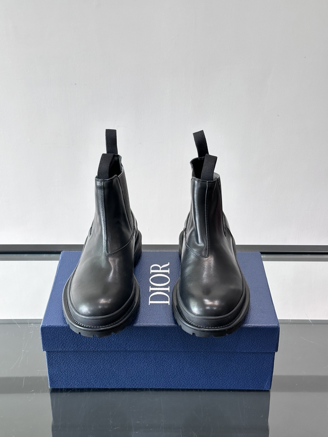 Dior 男士切尔西靴，选用优质麂皮➕牛皮。触感柔软，质感细腻，秋冬穿超有氛围感 。内衬是经典Obliq