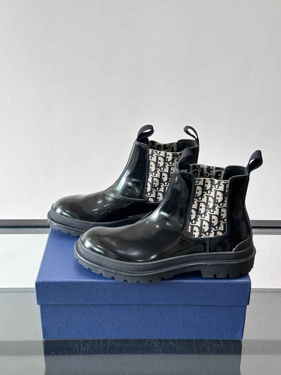 Dior 男士切尔西靴，选用优质麂皮➕牛皮。触感柔软，质感细腻，秋冬穿超有氛围感 。内衬是经典Obliq