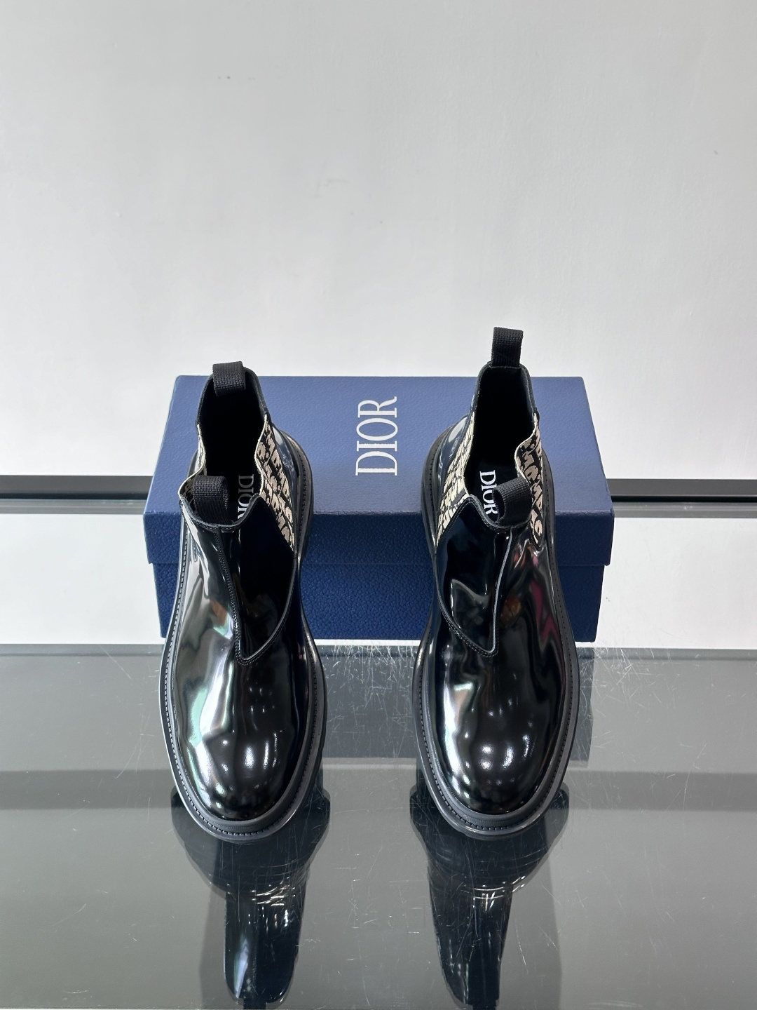 Dior 男士切尔西靴，选用优质麂皮➕牛皮。触感柔软，质感细腻，秋冬穿超有氛围感 。内衬是经典Obliq