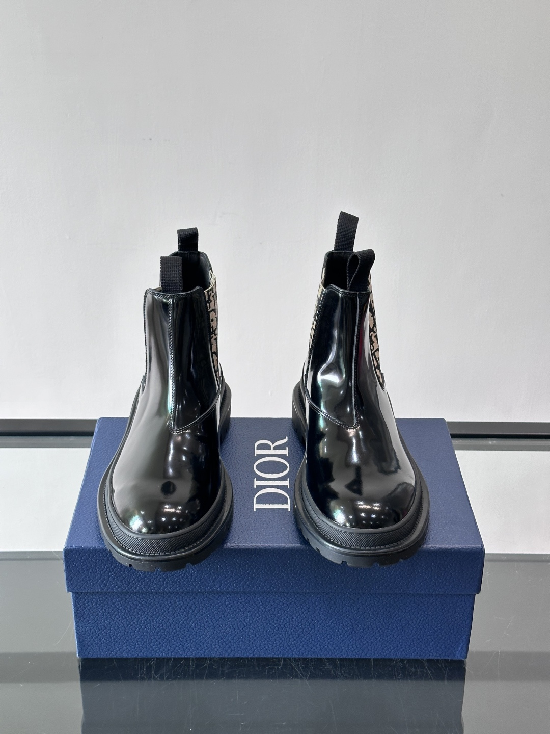 Dior 男士切尔西靴，选用优质麂皮➕牛皮。触感柔软，质感细腻，秋冬穿超有氛围感 。内衬是经典Obliq