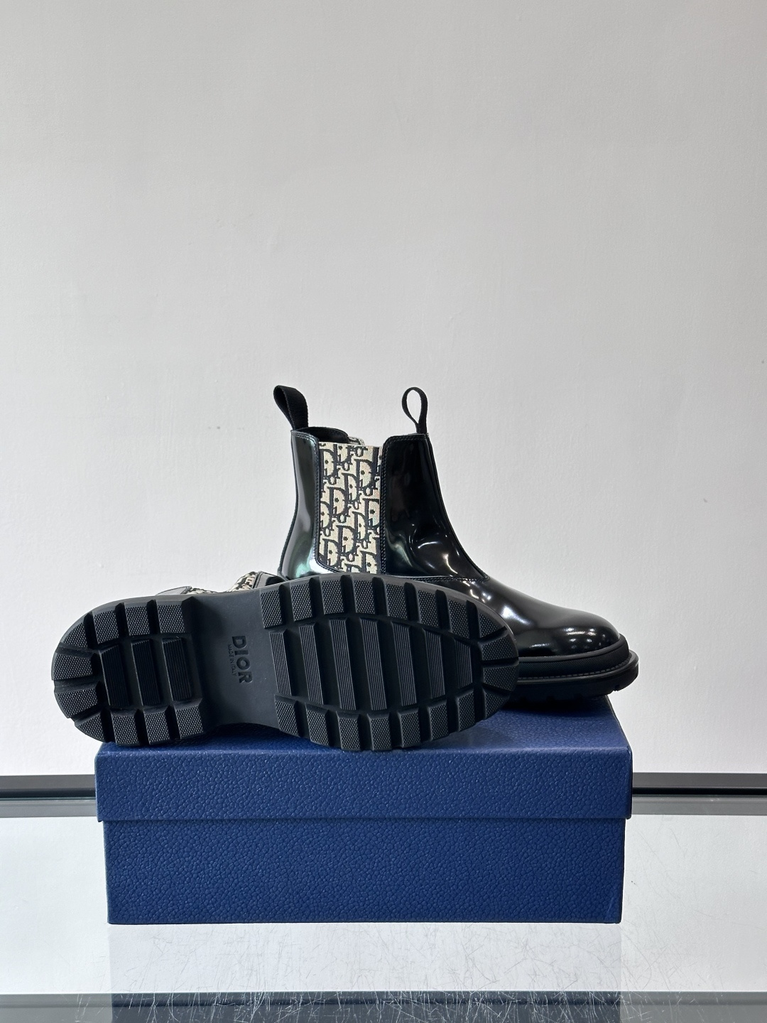 Dior 男士切尔西靴，选用优质麂皮➕牛皮。触感柔软，质感细腻，秋冬穿超有氛围感 。内衬是经典Obliq