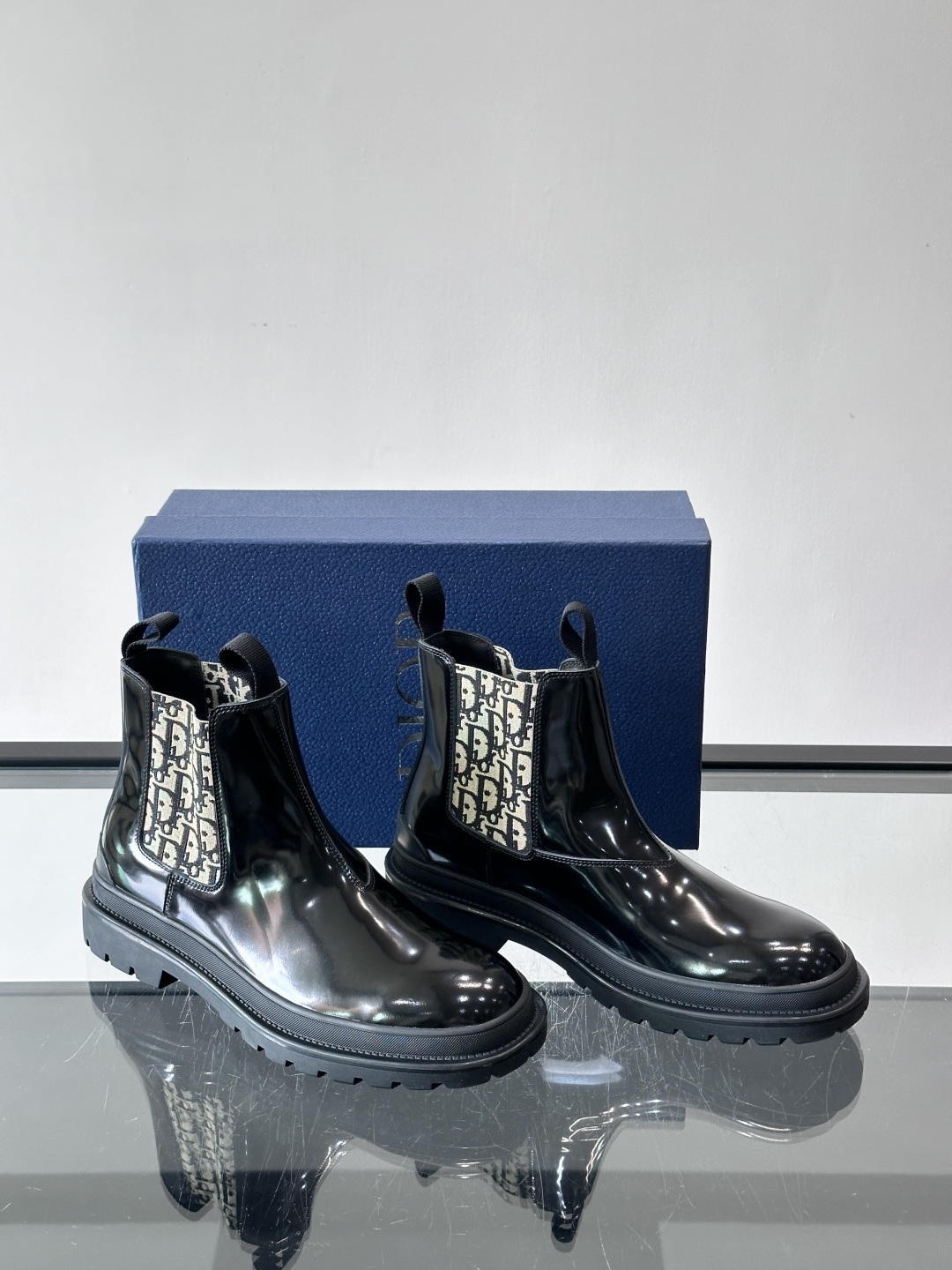 Dior 男士切尔西靴，选用优质麂皮➕牛皮。触感柔软，质感细腻，秋冬穿超有氛围感 。内衬是经典Obliq