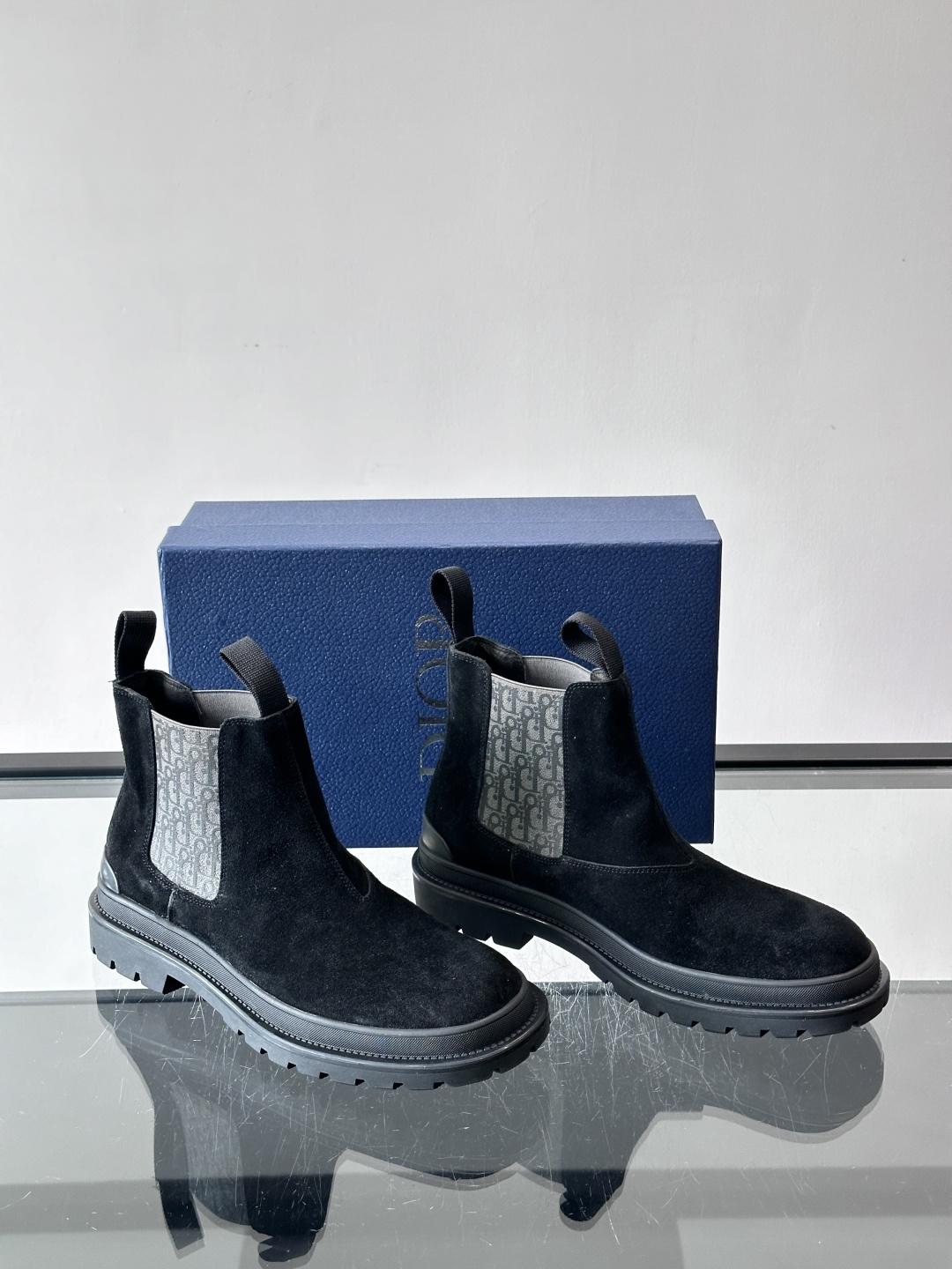 Dior 男士切尔西靴，选用优质麂皮➕牛皮。触感柔软，质感细腻，秋冬穿超有氛围感 。内衬是经典Obliq