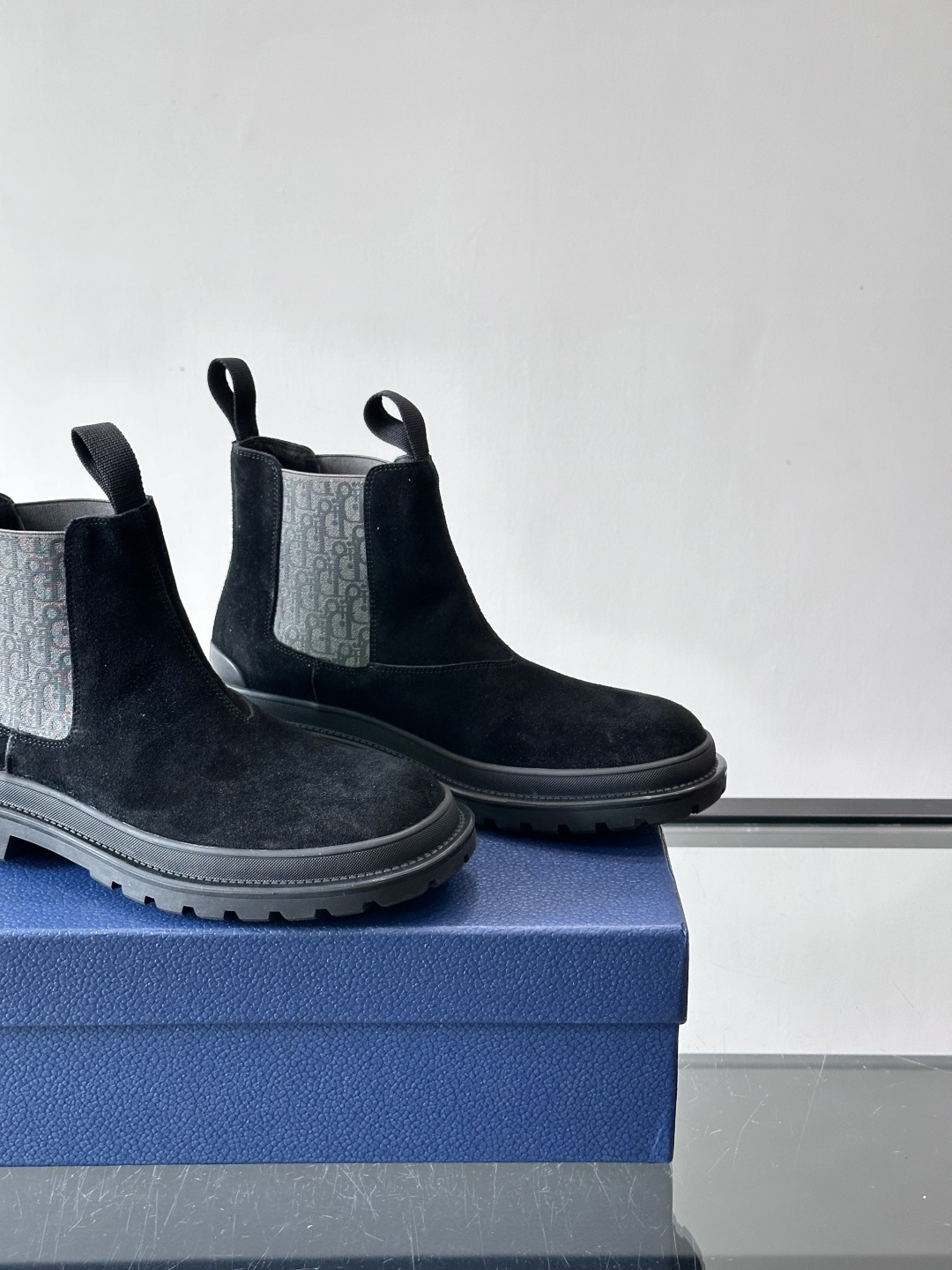 Dior 男士切尔西靴，选用优质麂皮➕牛皮。触感柔软，质感细腻，秋冬穿超有氛围感 。内衬是经典Obliq