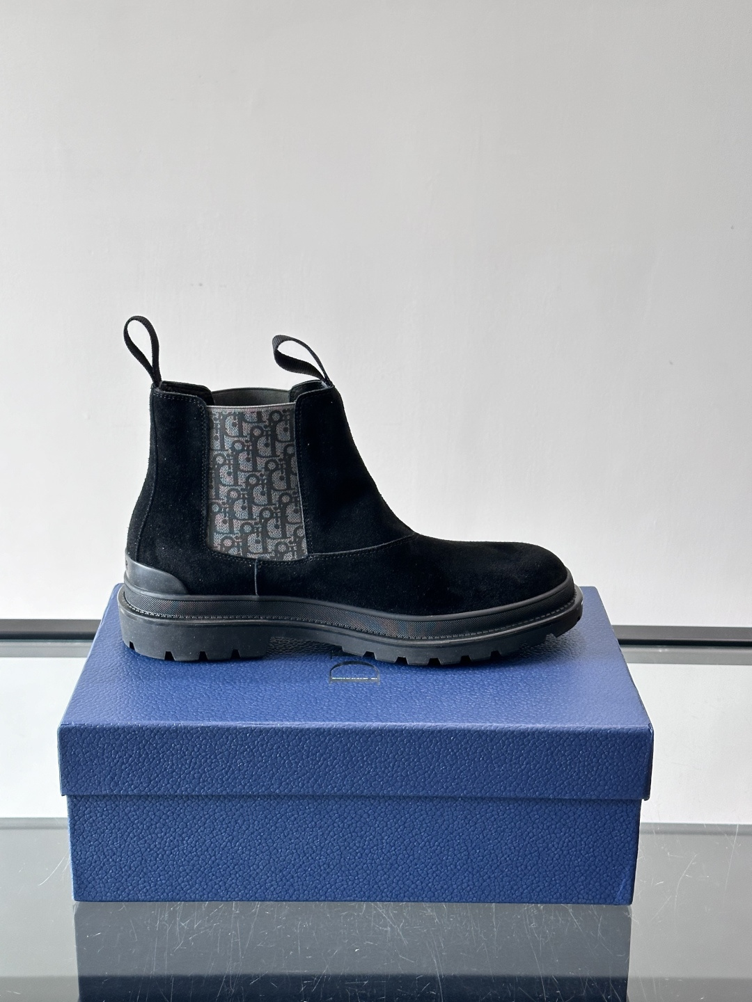 Dior 男士切尔西靴，选用优质麂皮➕牛皮。触感柔软，质感细腻，秋冬穿超有氛围感 。内衬是经典Obliq