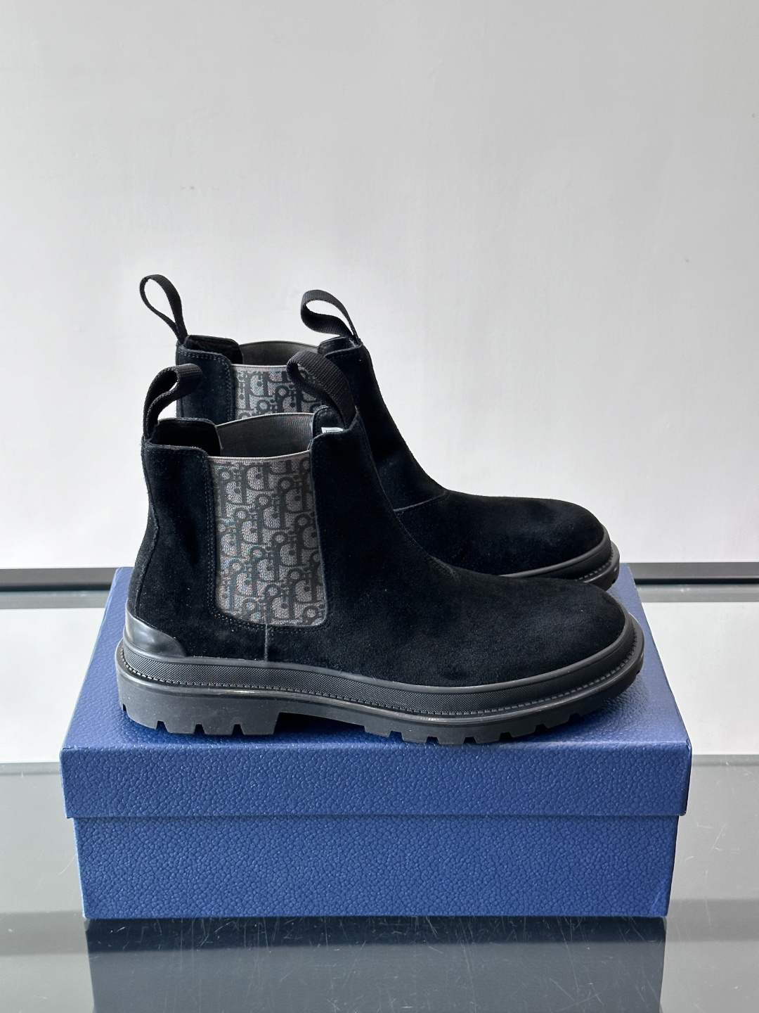 NO:690438,Dior men's Chelsea boots are made of high-quality suede cowhide. They are soft to the touch and have a delicate texture, making them very atmospheric in autumn and winter. The lining is a classic Oblique print, and the brand recognition is perfect. The rubber sole is non-slip and wear-resistant, which is suitable for daily commuting or leisure. The boot height is moderate, easy to put on and take off, comfortable and fashionable. It goes well with jeans or casual pants, and it is easy to create a high-end look!  ,size39-44 (38.45.46 customized),,dior,boots,jeans,cowhide,chamois leather19860909Dior 男士切尔西靴,选用优质麂皮牛皮.触感柔软,质感细腻,秋冬穿超有氛围感 .内衬是经典Oblique印花,品牌辨识度满分十.橡胶鞋底防滑耐磨,日常通勤或休闲都很OK.靴筒高度适中,穿脱方便,舒适又时髦,搭配牛仔裤或休闲裤都很出彩,轻松打造高级感穿搭！ ,size39-44（38.45.46定制）,,dior,boots,jeans,cowhide,chamois leather,Men's shoes