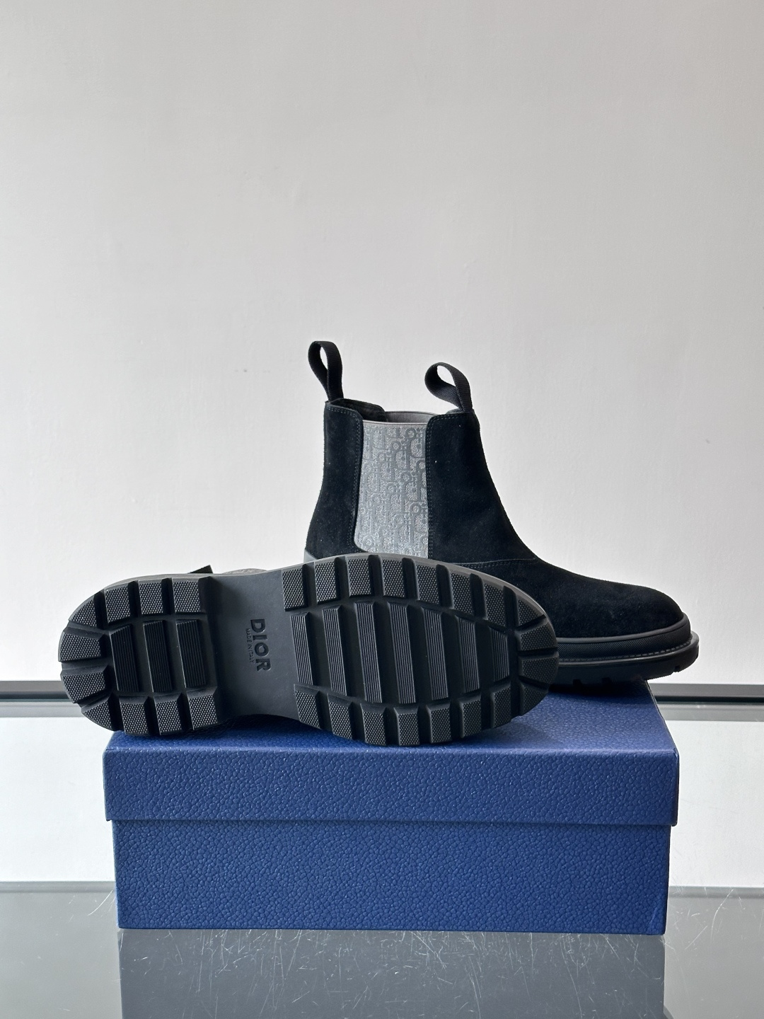 Dior 男士切尔西靴，选用优质麂皮➕牛皮。触感柔软，质感细腻，秋冬穿超有氛围感 。内衬是经典Obliq