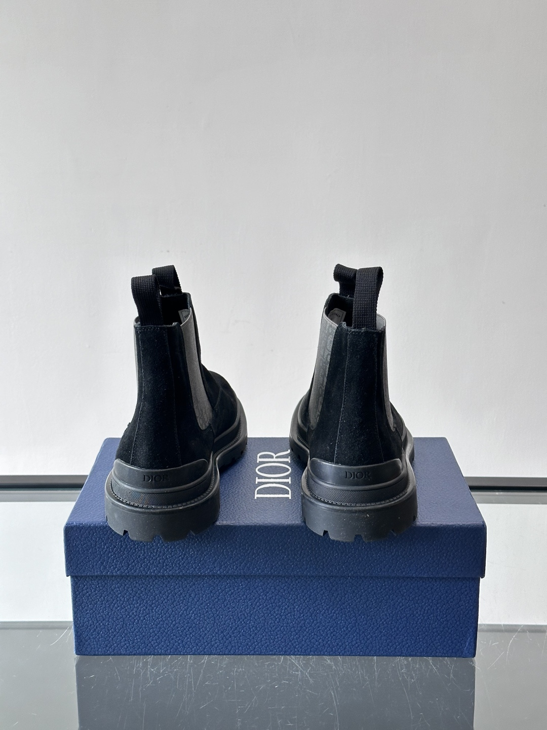 Dior 男士切尔西靴，选用优质麂皮➕牛皮。触感柔软，质感细腻，秋冬穿超有氛围感 。内衬是经典Obliq