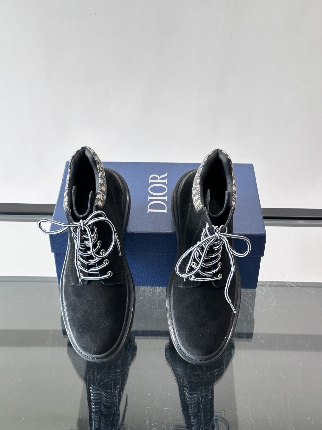 Dior 2026早春男士马丁靴，牛皮+Oblique印花内衬，低调又有辨识度。厚底橡胶鞋底，防滑耐磨，