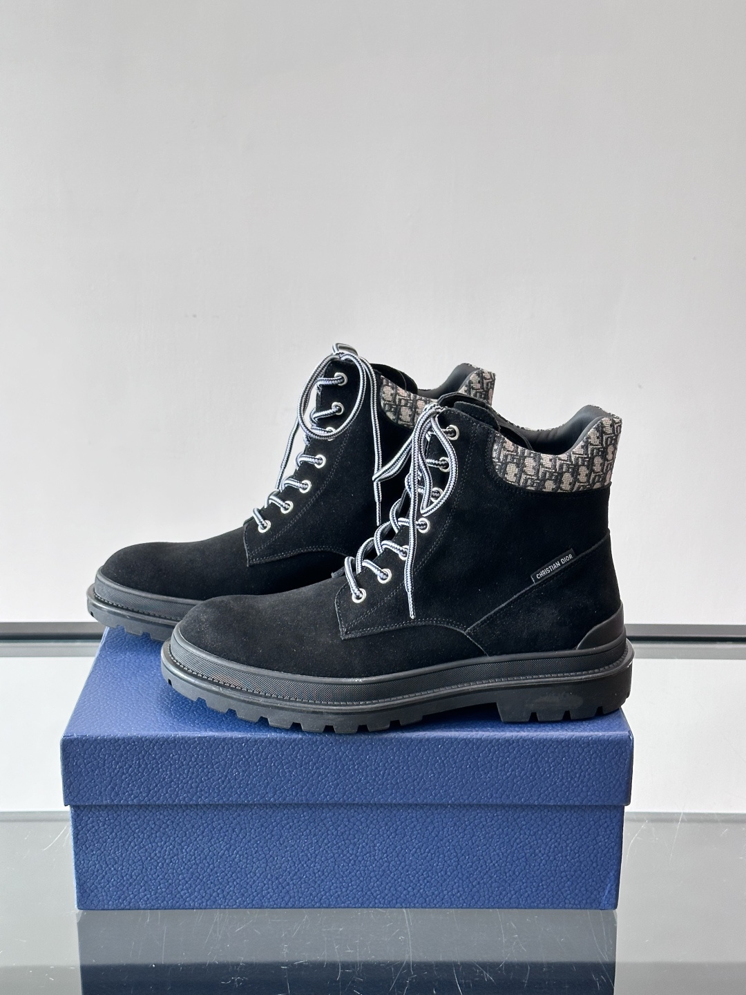 Dior 2026早春男士马丁靴，牛皮+Oblique印花内衬，低调又有辨识度。厚底橡胶鞋底，防滑耐磨，