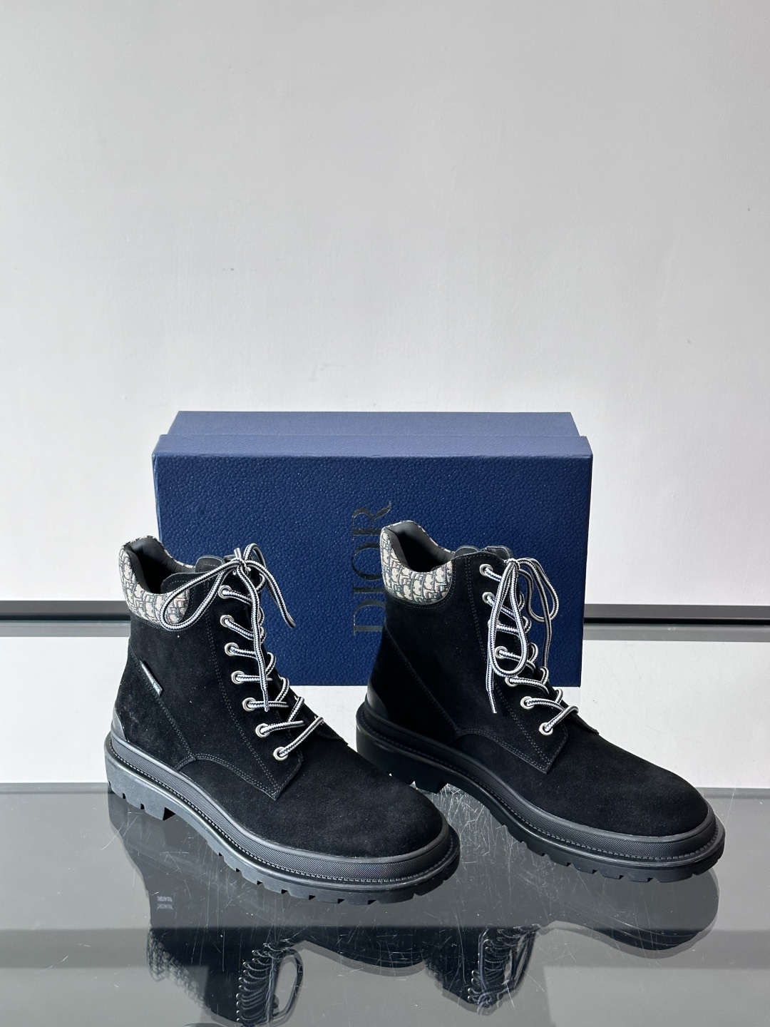 Dior 2026早春男士马丁靴，牛皮+Oblique印花内衬，低调又有辨识度。厚底橡胶鞋底，防滑耐磨，