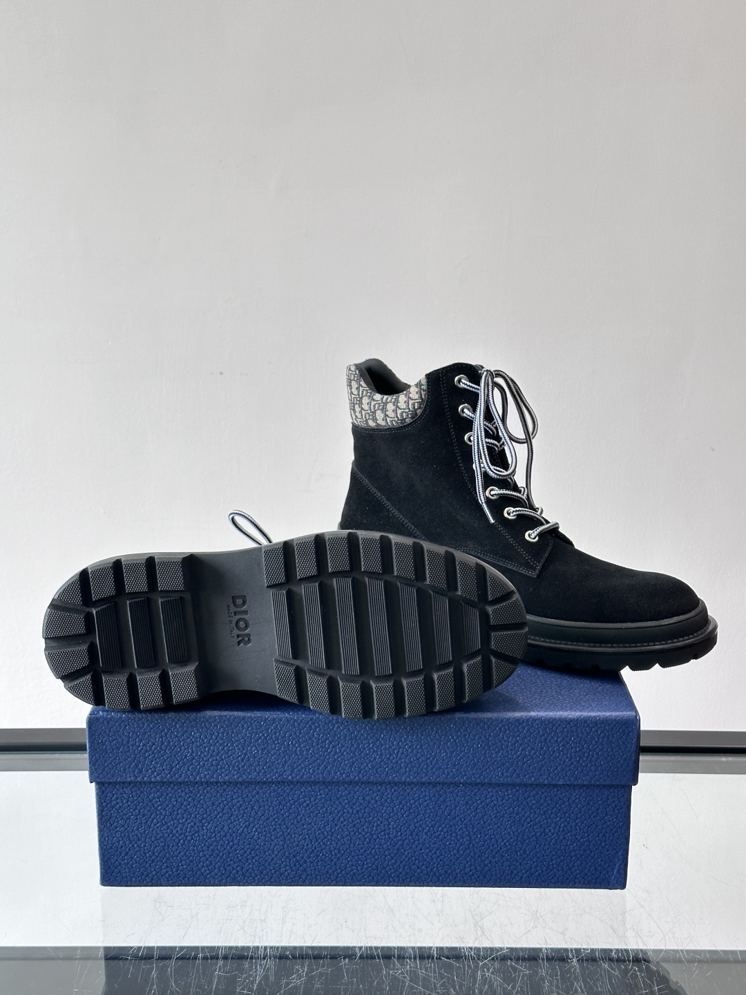 Dior 2026早春男士马丁靴，牛皮+Oblique印花内衬，低调又有辨识度。厚底橡胶鞋底，防滑耐磨，