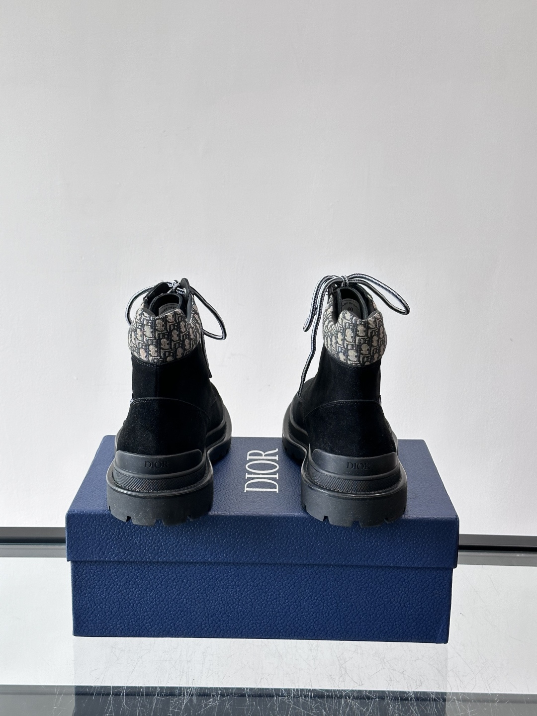 Dior 2026早春男士马丁靴，牛皮+Oblique印花内衬，低调又有辨识度。厚底橡胶鞋底，防滑耐磨，