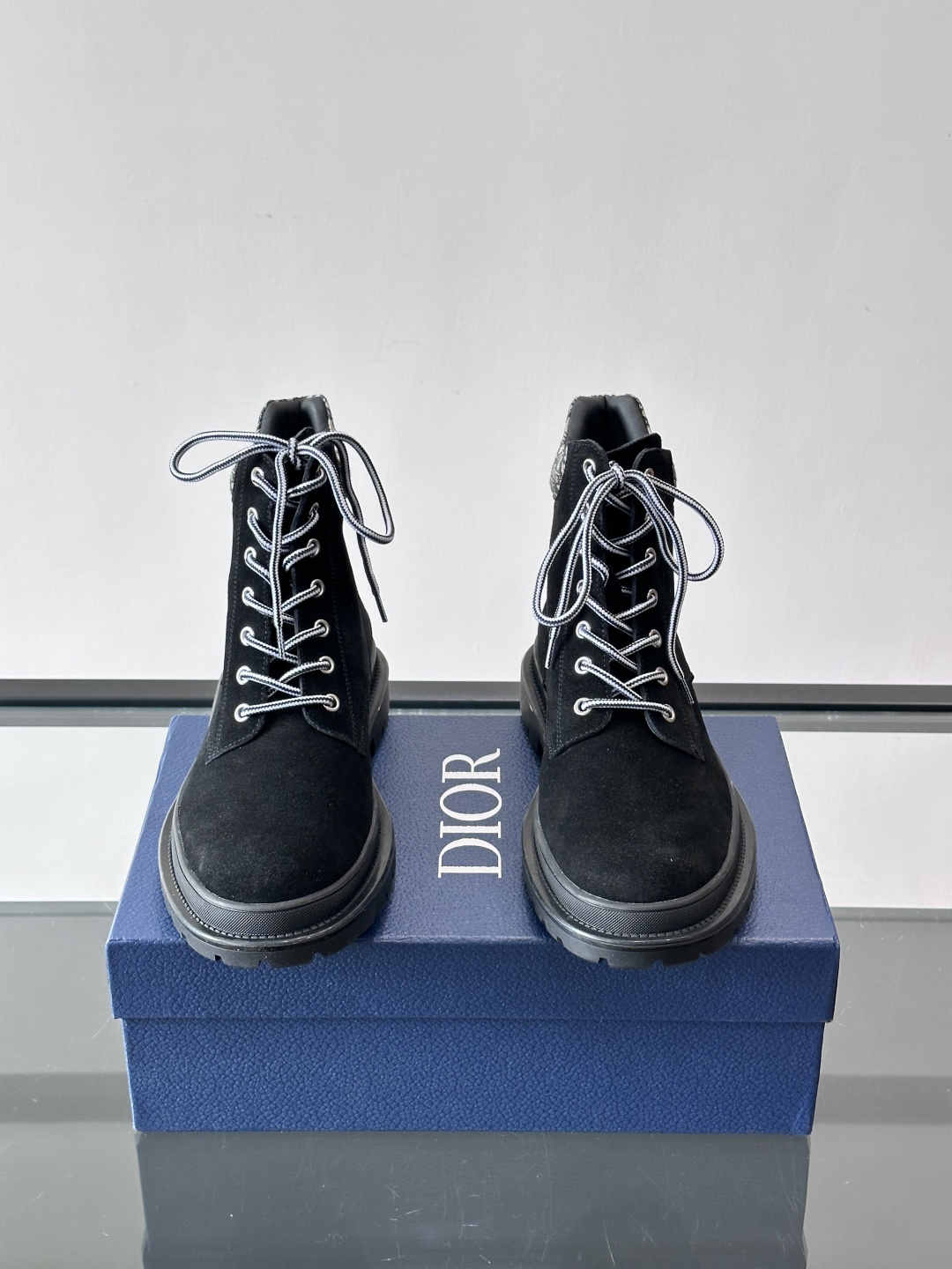 Dior 2026早春男士马丁靴，牛皮+Oblique印花内衬，低调又有辨识度。厚底橡胶鞋底，防滑耐磨，