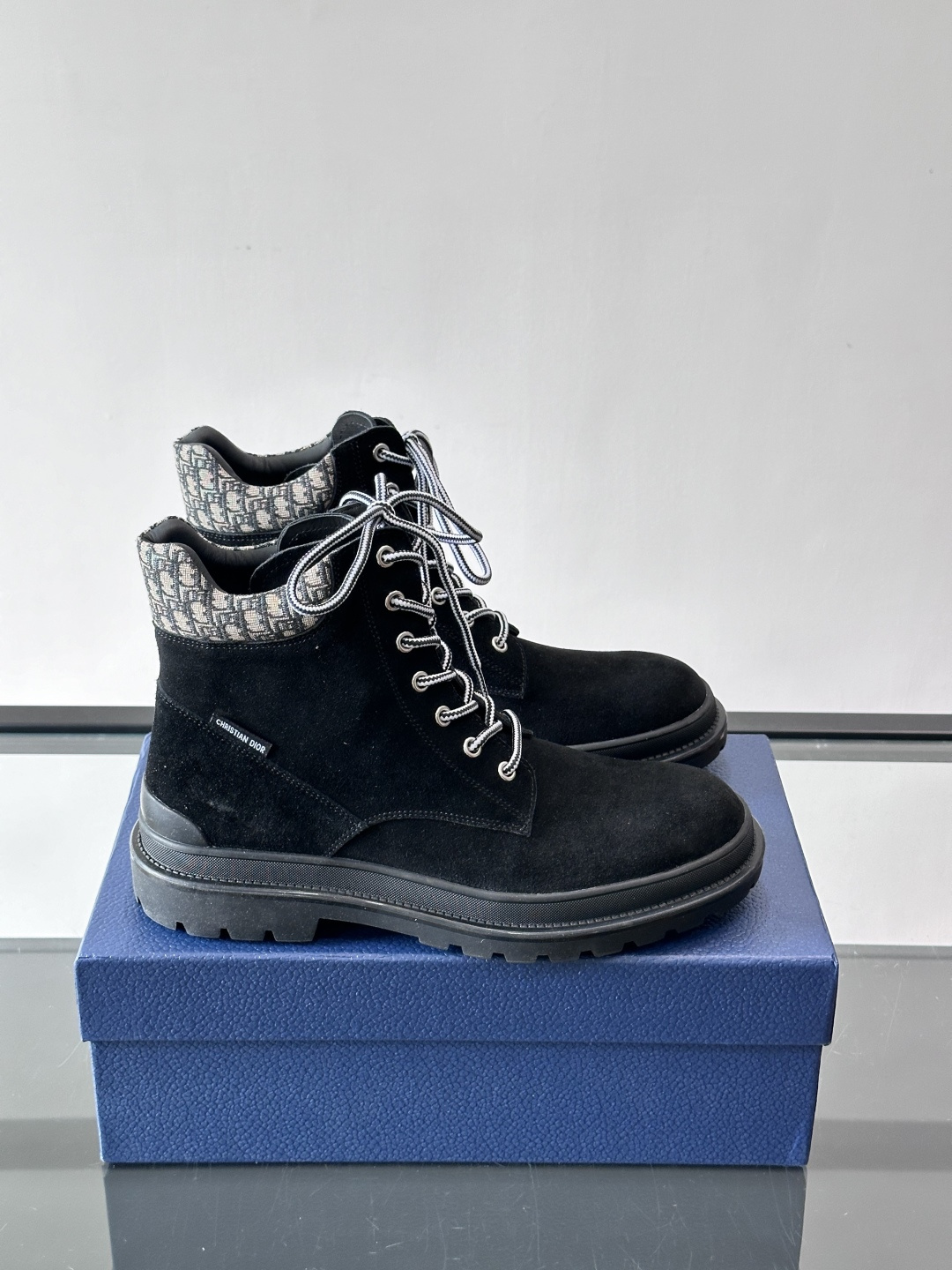 Dior 2026早春男士马丁靴，牛皮+Oblique印花内衬，低调又有辨识度。厚底橡胶鞋底，防滑耐磨，