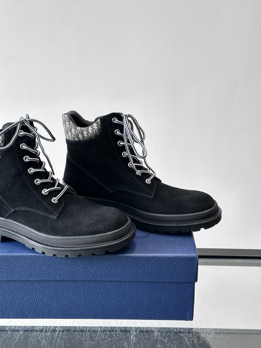 Dior 2026早春男士马丁靴，牛皮+Oblique印花内衬，低调又有辨识度。厚底橡胶鞋底，防滑耐磨，