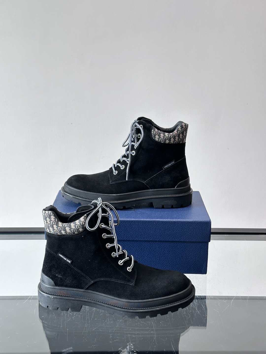 Dior 2026早春男士马丁靴，牛皮+Oblique印花内衬，低调又有辨识度。厚底橡胶鞋底，防滑耐磨，