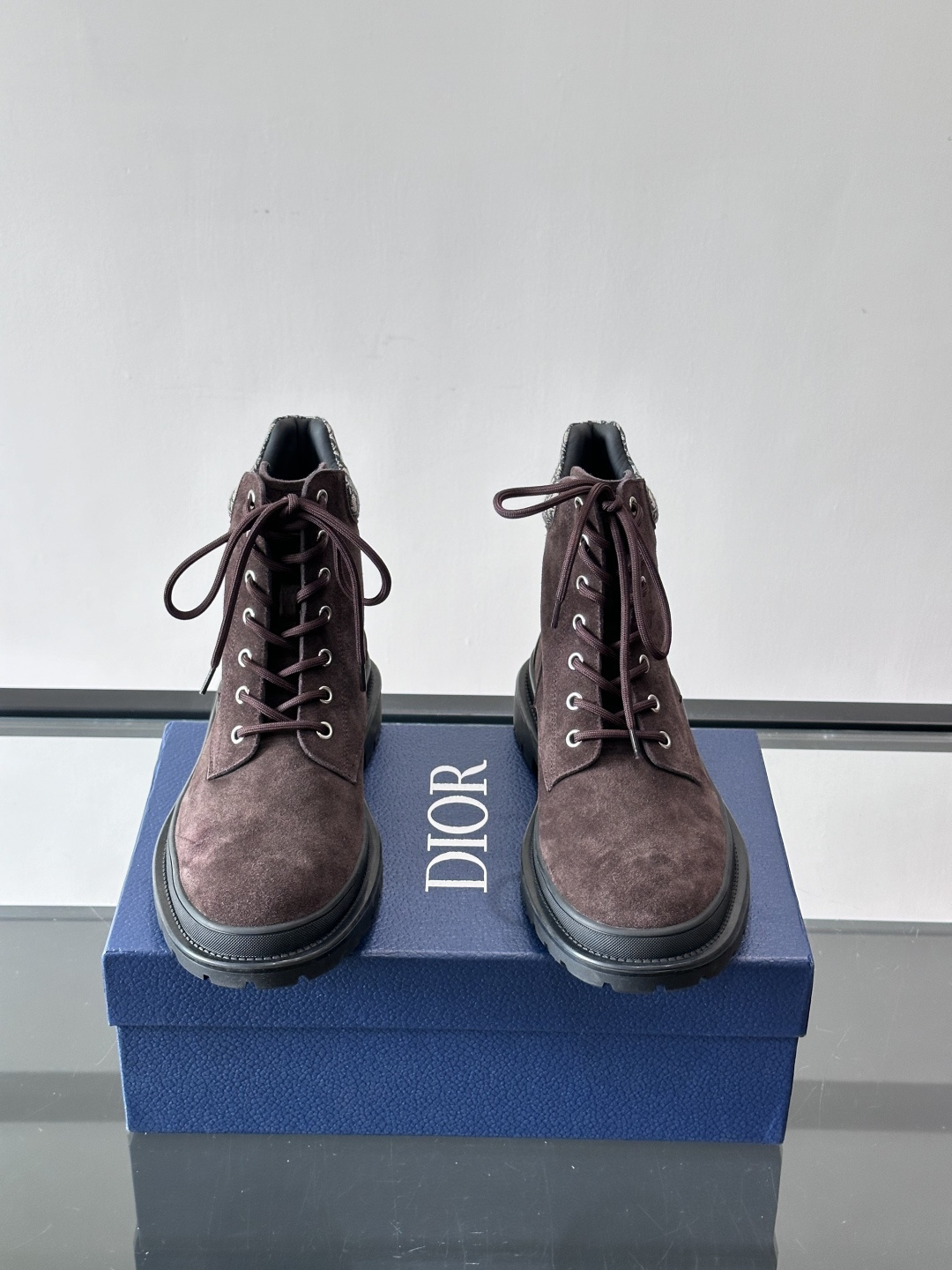 Dior 2026早春男士马丁靴，牛皮+Oblique印花内衬，低调又有辨识度。厚底橡胶鞋底，防滑耐磨，