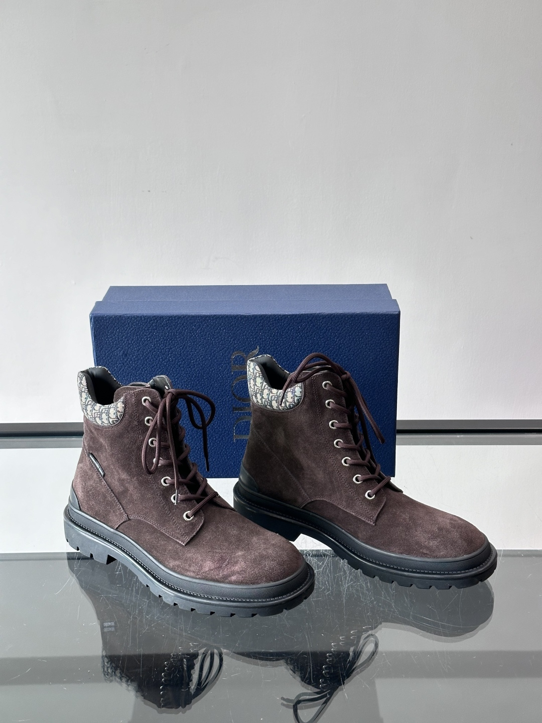 Dior 2026早春男士马丁靴，牛皮+Oblique印花内衬，低调又有辨识度。厚底橡胶鞋底，防滑耐磨，