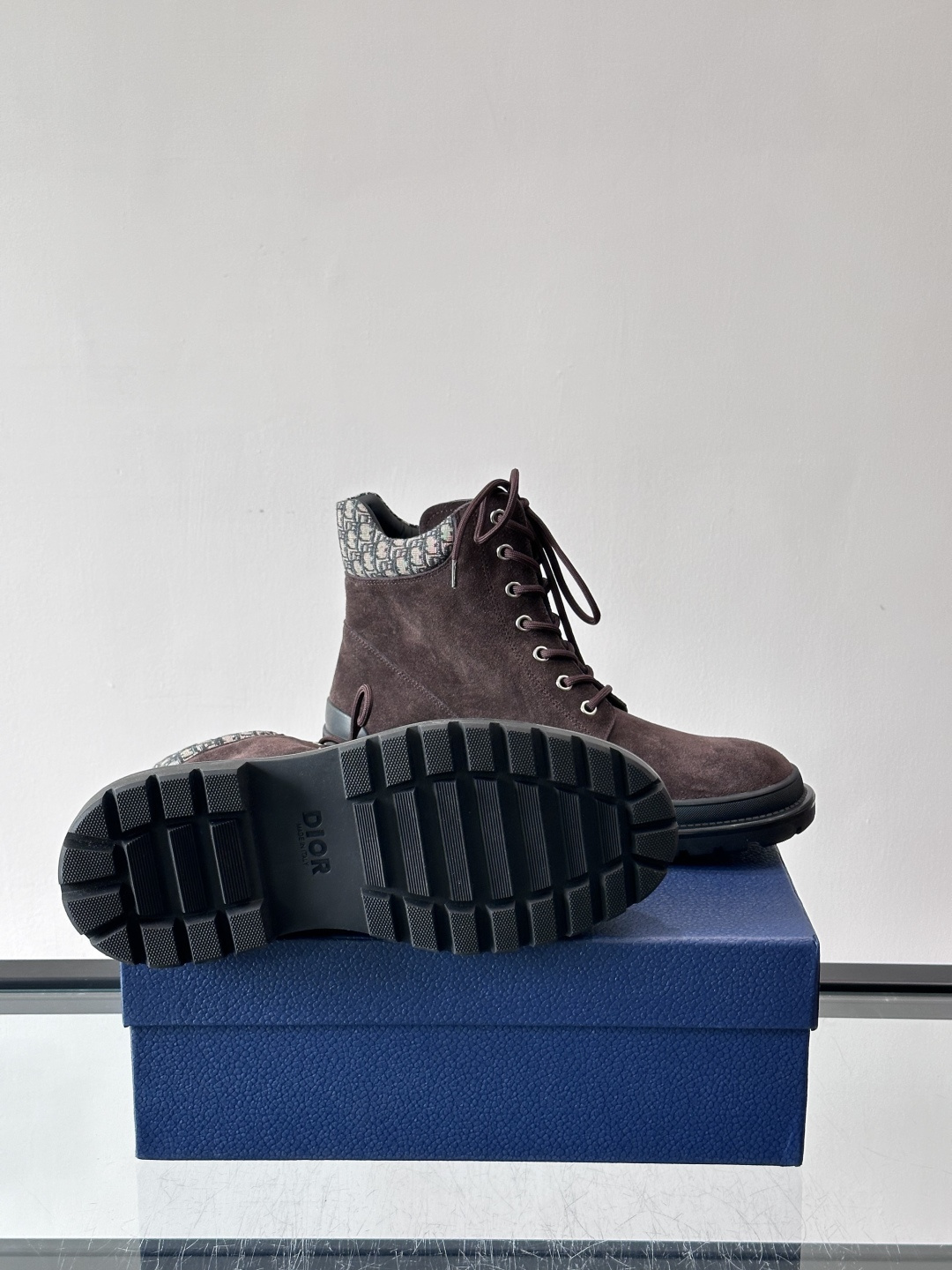 Dior 2026早春男士马丁靴，牛皮+Oblique印花内衬，低调又有辨识度。厚底橡胶鞋底，防滑耐磨，