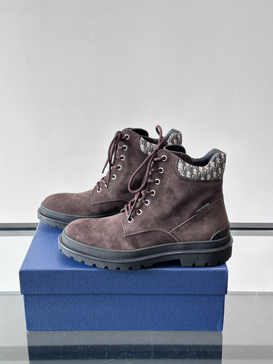 Dior 2026早春男士马丁靴，牛皮+Oblique印花内衬，低调又有辨识度。厚底橡胶鞋底，防滑耐磨，