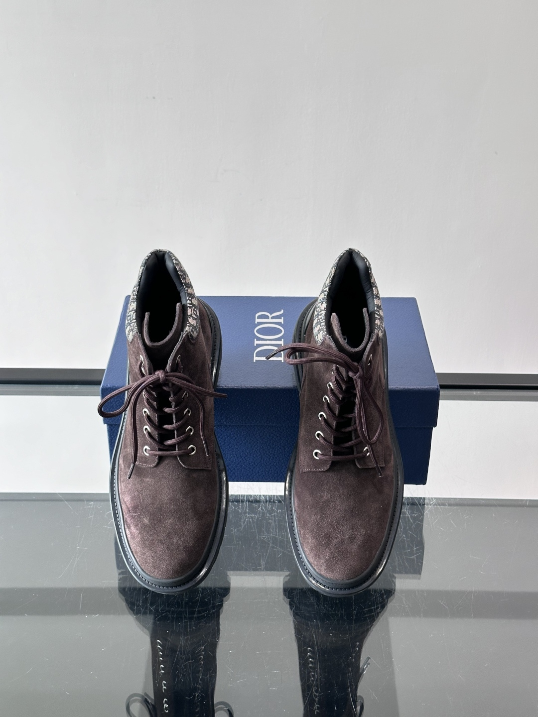 Dior 2026早春男士马丁靴，牛皮+Oblique印花内衬，低调又有辨识度。厚底橡胶鞋底，防滑耐磨，