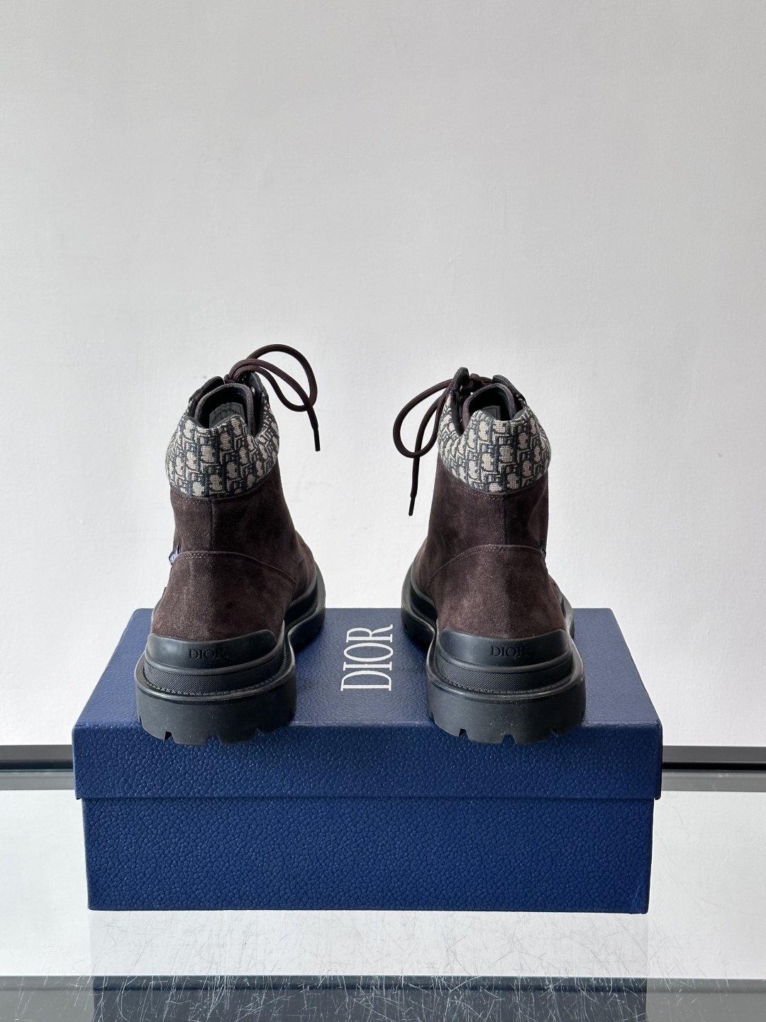 Dior 2026早春男士马丁靴，牛皮+Oblique印花内衬，低调又有辨识度。厚底橡胶鞋底，防滑耐磨，
