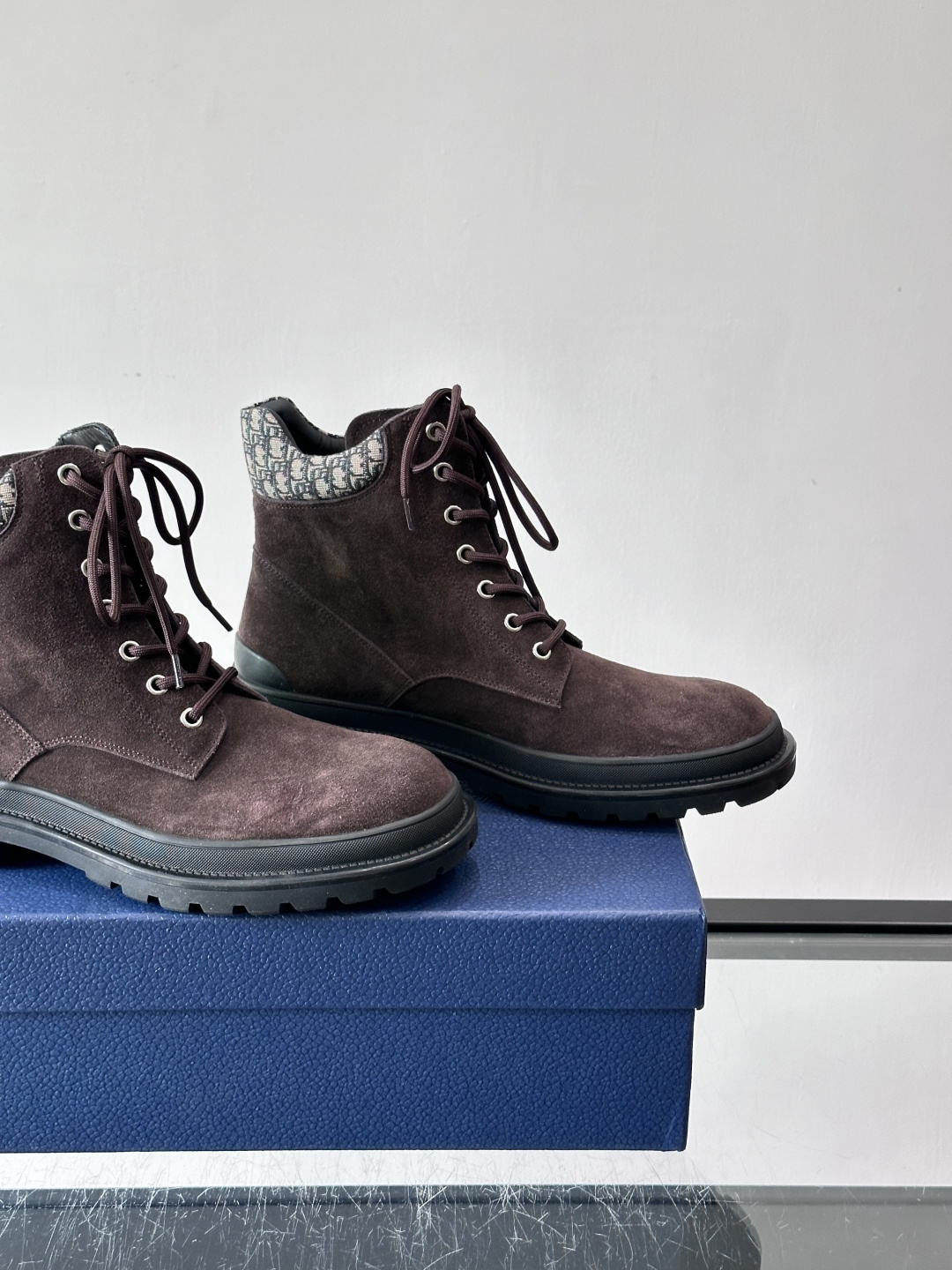 Dior 2026早春男士马丁靴，牛皮+Oblique印花内衬，低调又有辨识度。厚底橡胶鞋底，防滑耐磨，