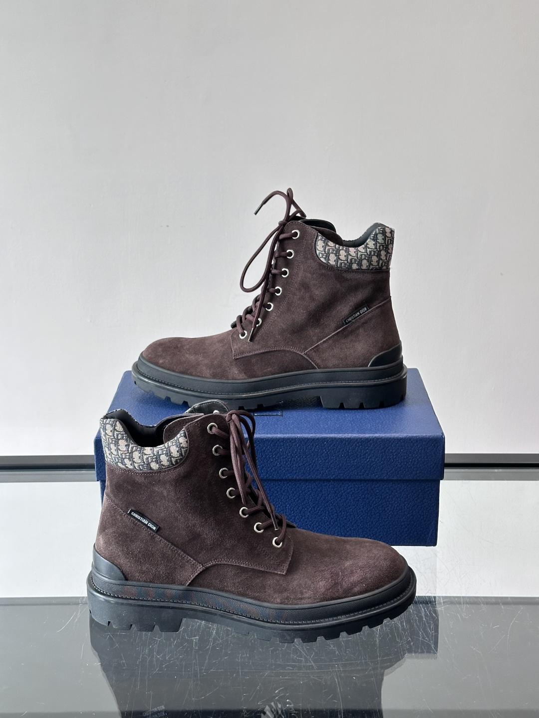 Dior 2026早春男士马丁靴，牛皮+Oblique印花内衬，低调又有辨识度。厚底橡胶鞋底，防滑耐磨，