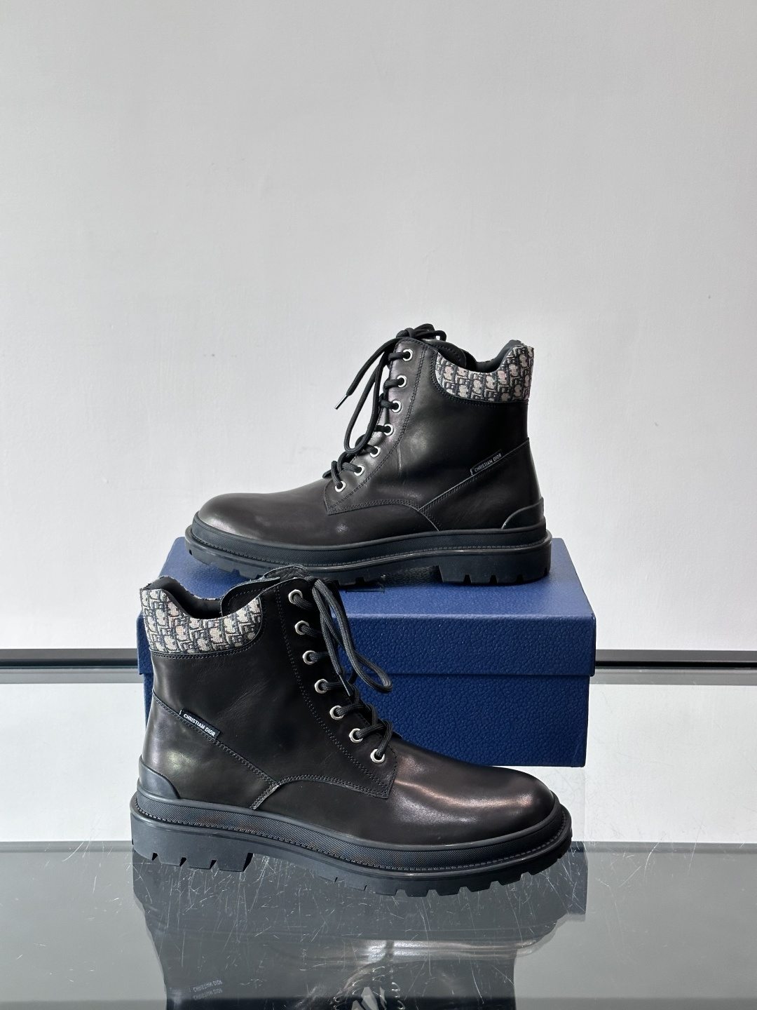 Dior 2026早春男士马丁靴，牛皮+Oblique印花内衬，低调又有辨识度。厚底橡胶鞋底，防滑耐磨，