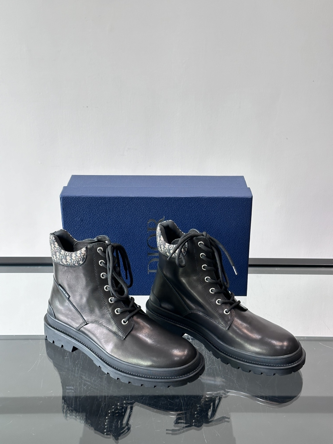 Dior 2026早春男士马丁靴，牛皮+Oblique印花内衬，低调又有辨识度。厚底橡胶鞋底，防滑耐磨，