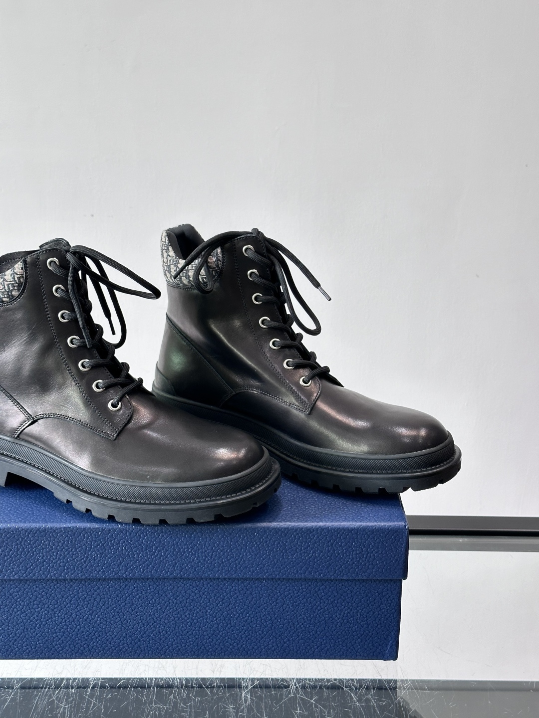 Dior 2026早春男士马丁靴，牛皮+Oblique印花内衬，低调又有辨识度。厚底橡胶鞋底，防滑耐磨，