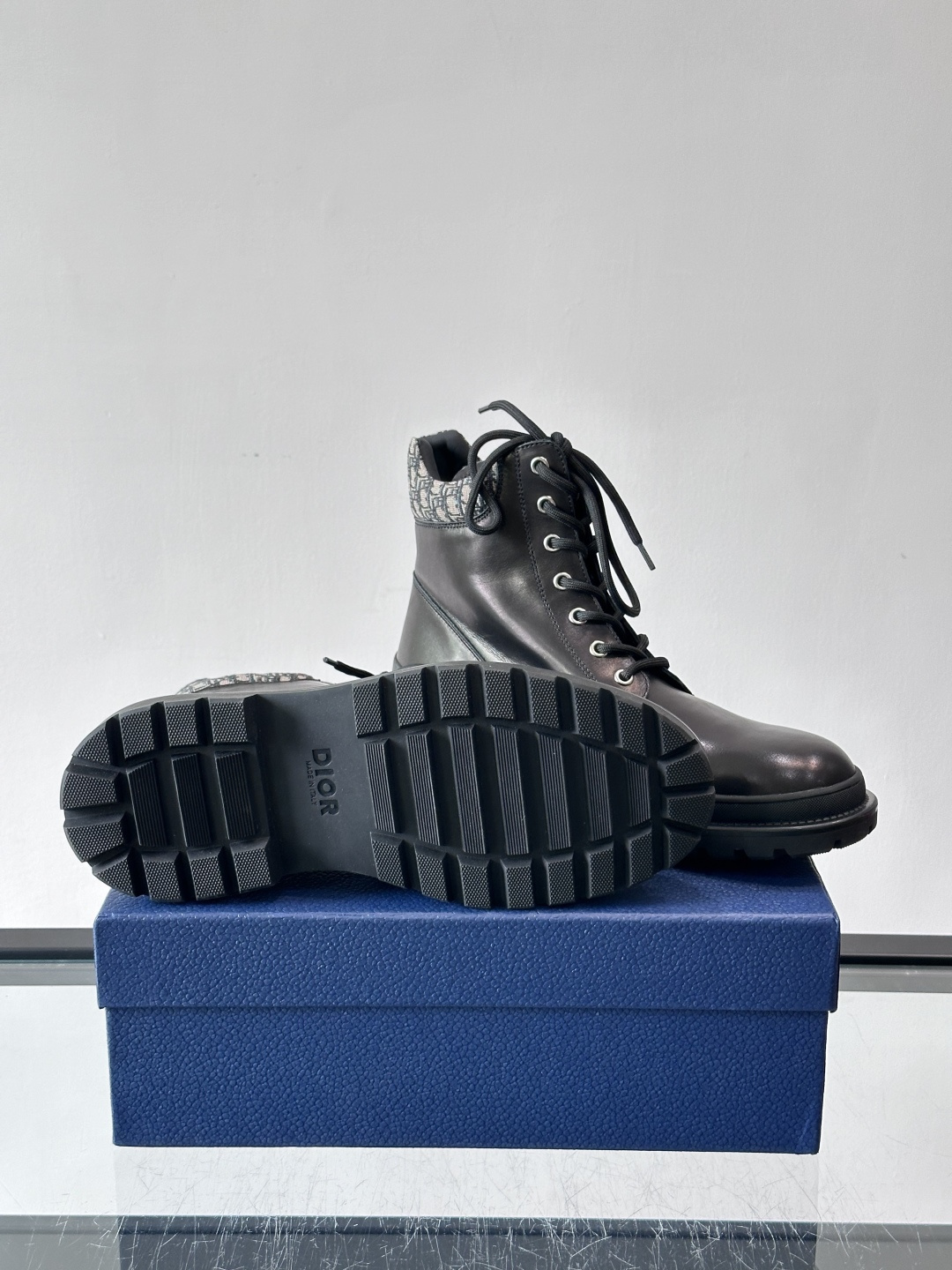 Dior 2026早春男士马丁靴，牛皮+Oblique印花内衬，低调又有辨识度。厚底橡胶鞋底，防滑耐磨，