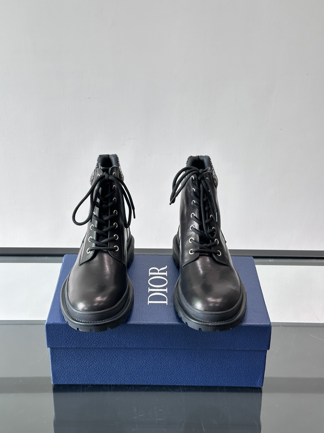 Dior 2026早春男士马丁靴，牛皮+Oblique印花内衬，低调又有辨识度。厚底橡胶鞋底，防滑耐磨，