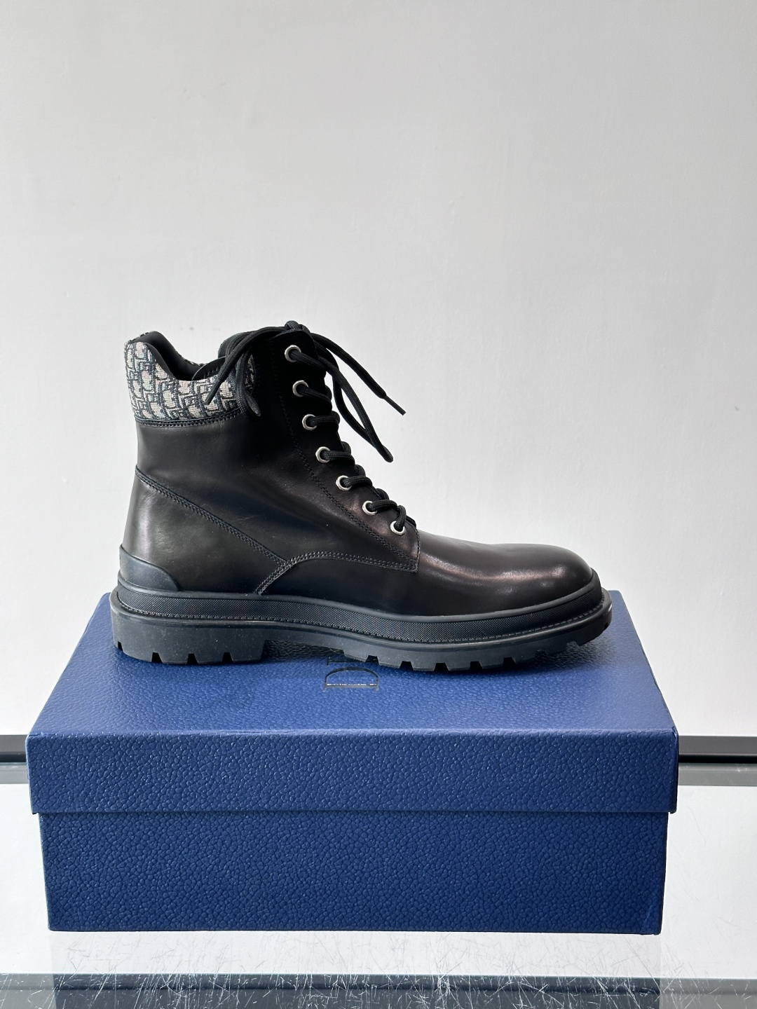 Dior 2026早春男士马丁靴，牛皮+Oblique印花内衬，低调又有辨识度。厚底橡胶鞋底，防滑耐磨，