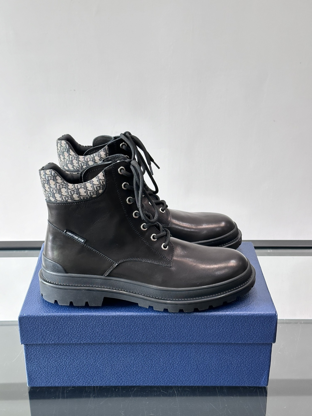 NO:690441,Dior 2026 early spring men's Martin boots, cowhide + Oblique printed lining, low-key yet recognizable. Thick-soled rubber soles, non-slip and wear-resistant, suitable for daily commuting or outdoor use!  The round-toe lace-up design is comfortable to wear and can be adjusted for tightness. It is practical and fashionable. It is a versatile tool for men to wear and easily enhances the look. ,size39-44 (customized at 38.45.46),,dior,boots,cowhide19860909Dior 2026早春男士马丁靴,牛皮+Oblique印花内衬,低调又有辨识度.厚底橡胶鞋底,防滑耐磨,日常通勤或户外都OK！圆头系带设计,穿着舒适还能调节松紧,实用又时髦,是男士穿搭的百搭神器,轻松提升造型感凸. ,size39-44（38.45.46定制）,,dior,boots,cowhide,Men's shoes