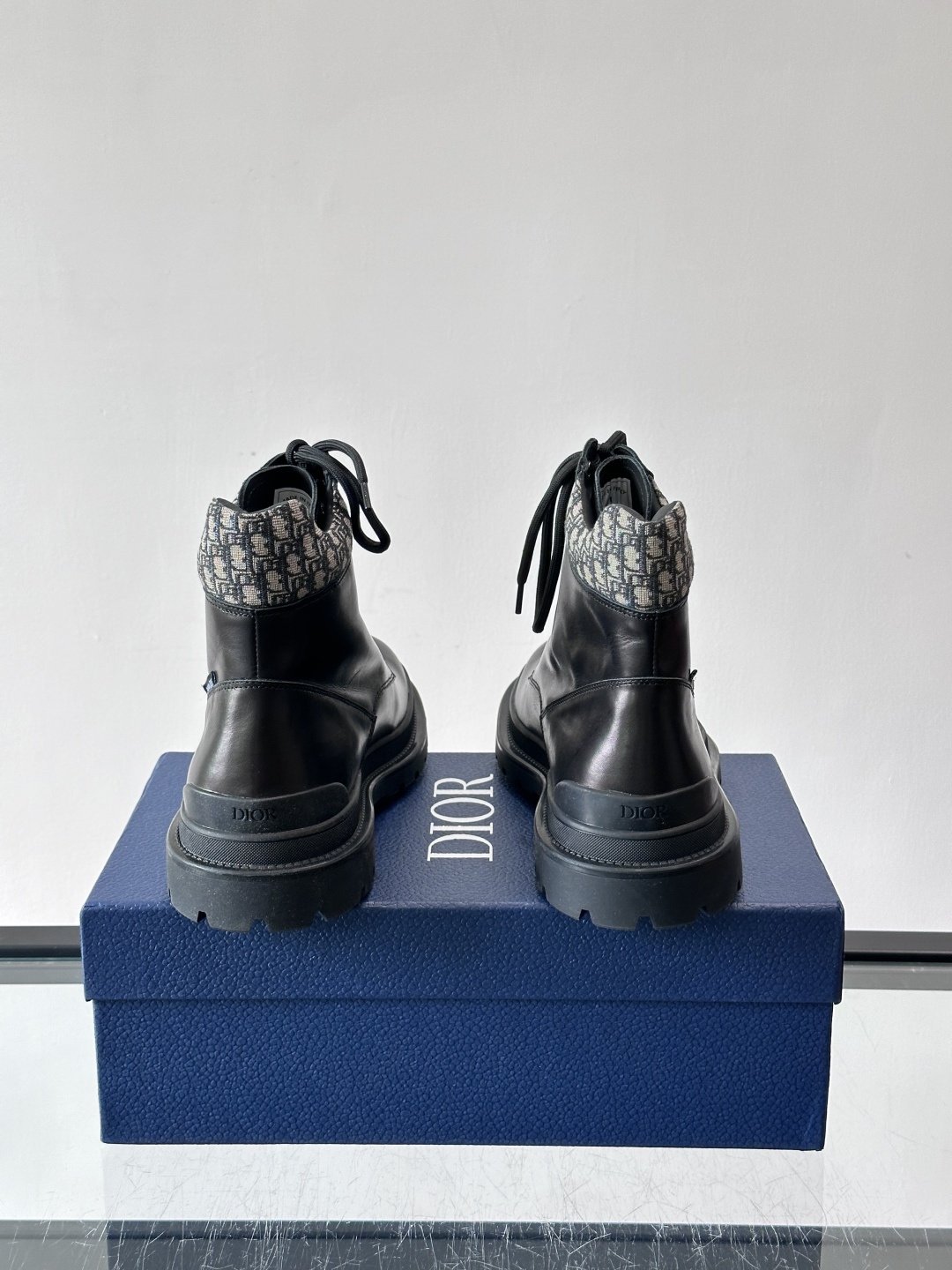 Dior 2026早春男士马丁靴，牛皮+Oblique印花内衬，低调又有辨识度。厚底橡胶鞋底，防滑耐磨，