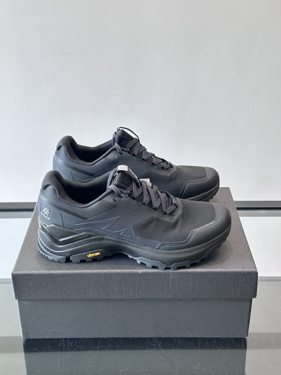 凯乐石界山徒步鞋，专为轻装徒步和日常通勤设计，鞋面采用防砂密实网布，透气又防砂石进入。Vibram橡胶大