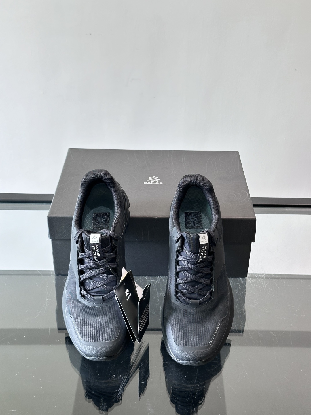 凯乐石界山徒步鞋，专为轻装徒步和日常通勤设计，鞋面采用防砂密实网布，透气又防砂石进入。Vibram橡胶大