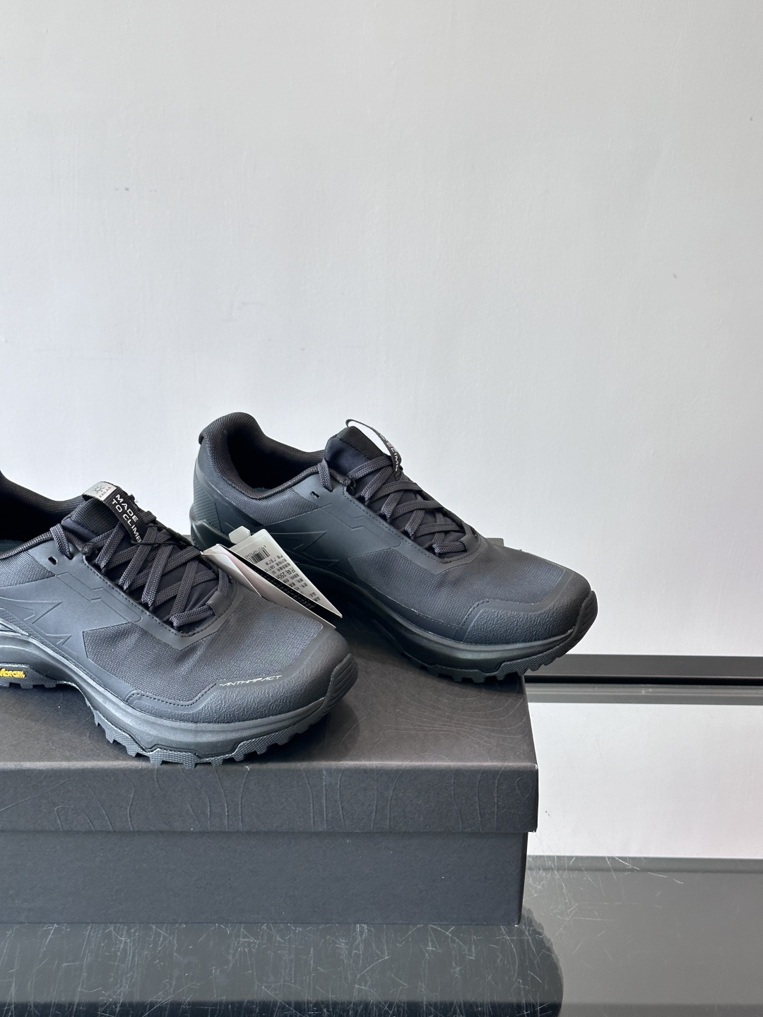 凯乐石界山徒步鞋，专为轻装徒步和日常通勤设计，鞋面采用防砂密实网布，透气又防砂石进入。Vibram橡胶大