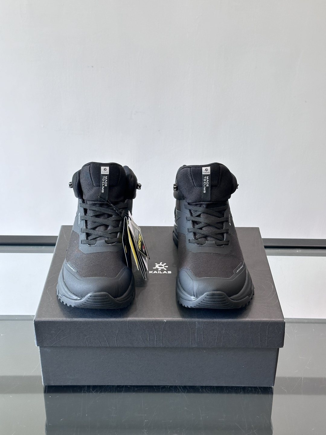 凯乐石界山GTXMID徒步鞋，专为中低海拔徒步设计，GORE-TEX内靴防水又透气，雨天也能保持双脚干爽