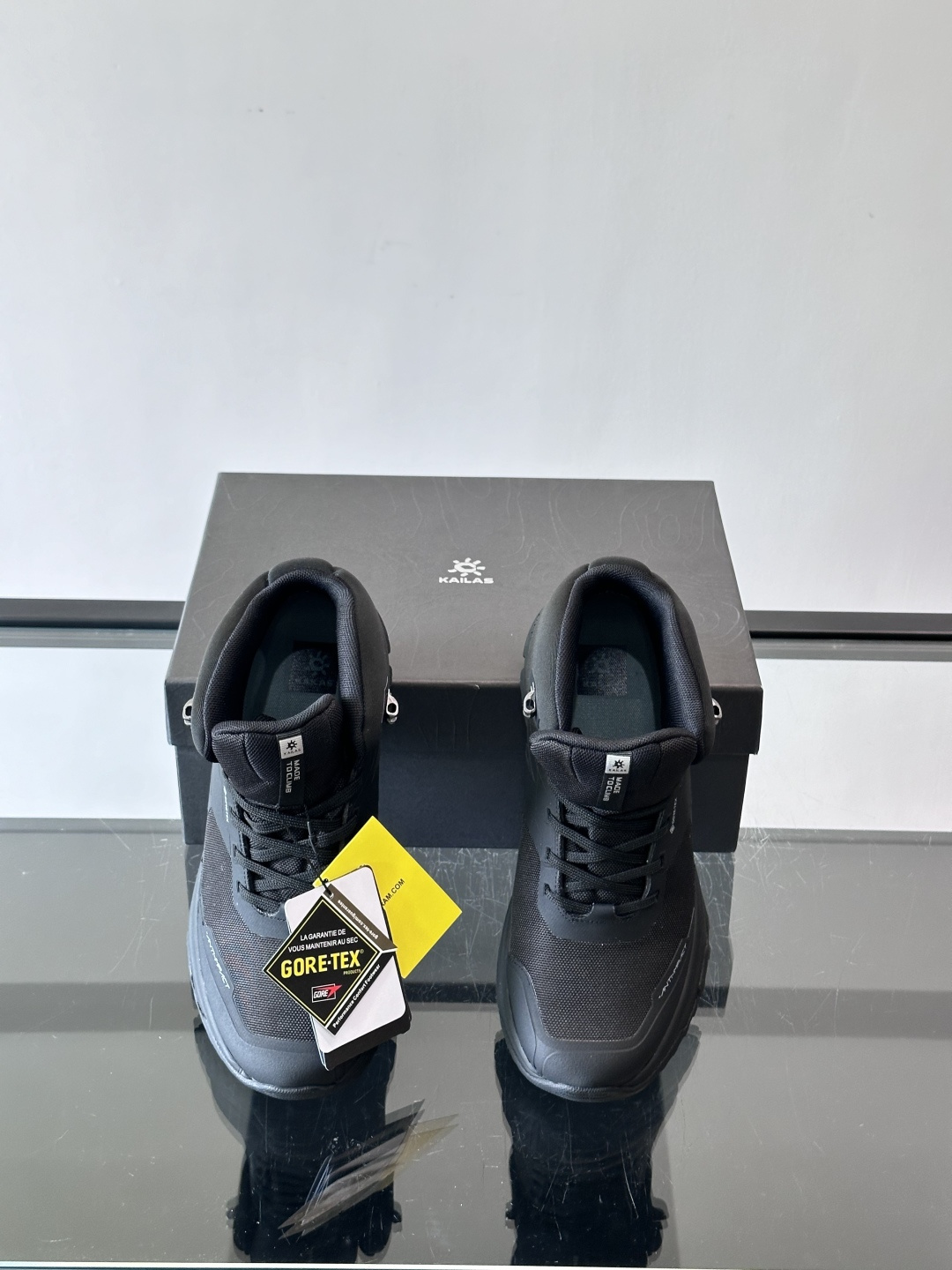 凯乐石界山GTXMID徒步鞋，专为中低海拔徒步设计，GORE-TEX内靴防水又透气，雨天也能保持双脚干爽