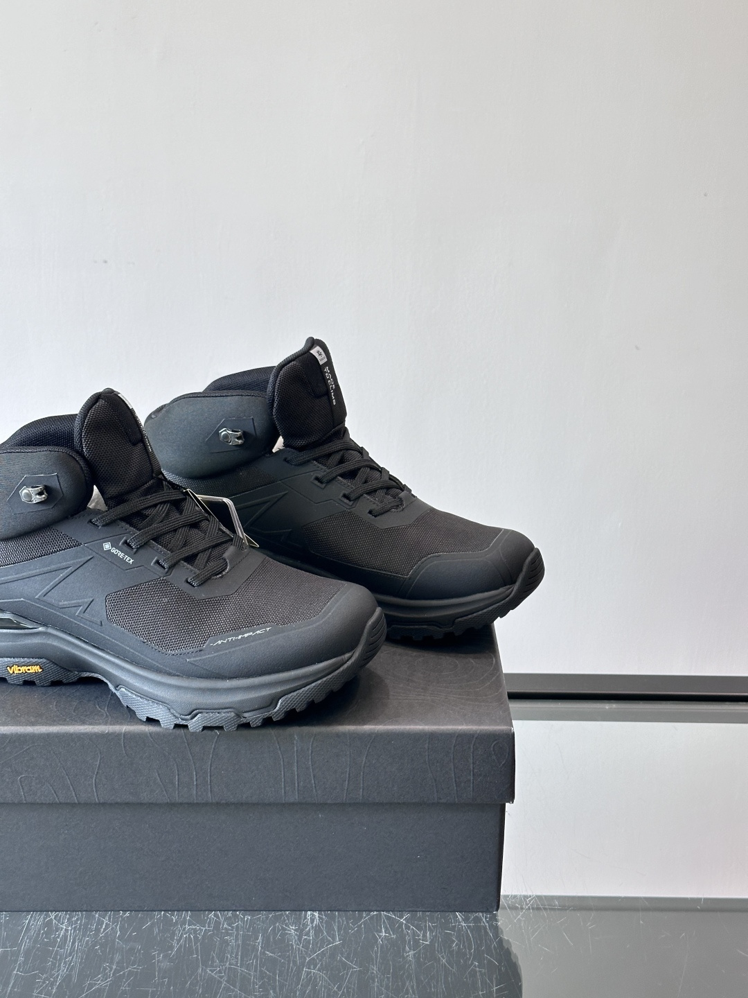 凯乐石界山GTXMID徒步鞋，专为中低海拔徒步设计，GORE-TEX内靴防水又透气，雨天也能保持双脚干爽