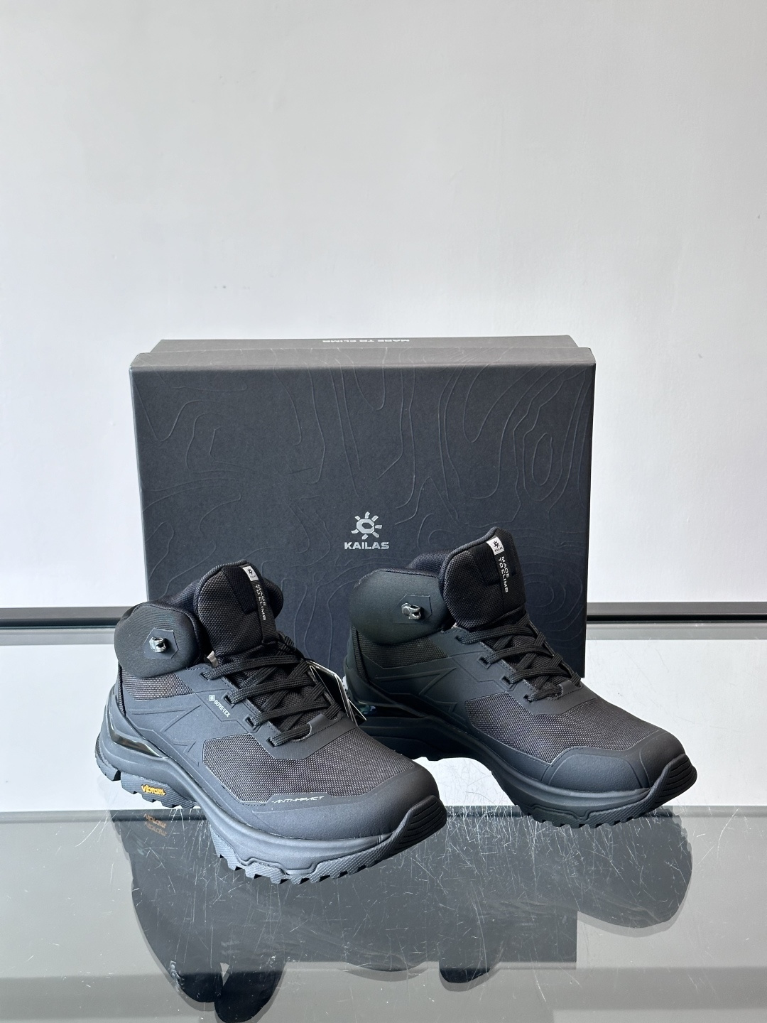 凯乐石界山GTXMID徒步鞋，专为中低海拔徒步设计，GORE-TEX内靴防水又透气，雨天也能保持双脚干爽