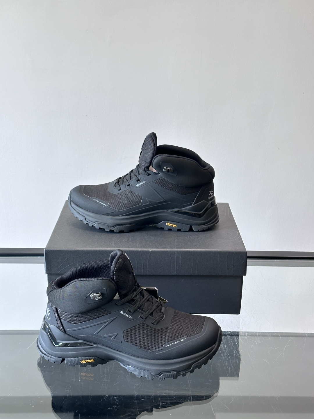 凯乐石界山GTXMID徒步鞋，专为中低海拔徒步设计，GORE-TEX内靴防水又透气，雨天也能保持双脚干爽