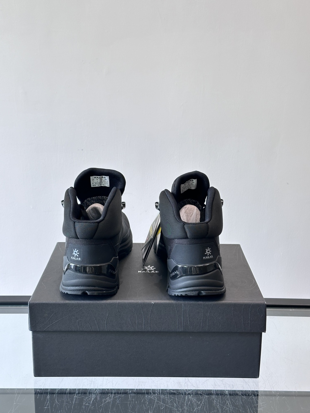 凯乐石界山GTXMID徒步鞋，专为中低海拔徒步设计，GORE-TEX内靴防水又透气，雨天也能保持双脚干爽