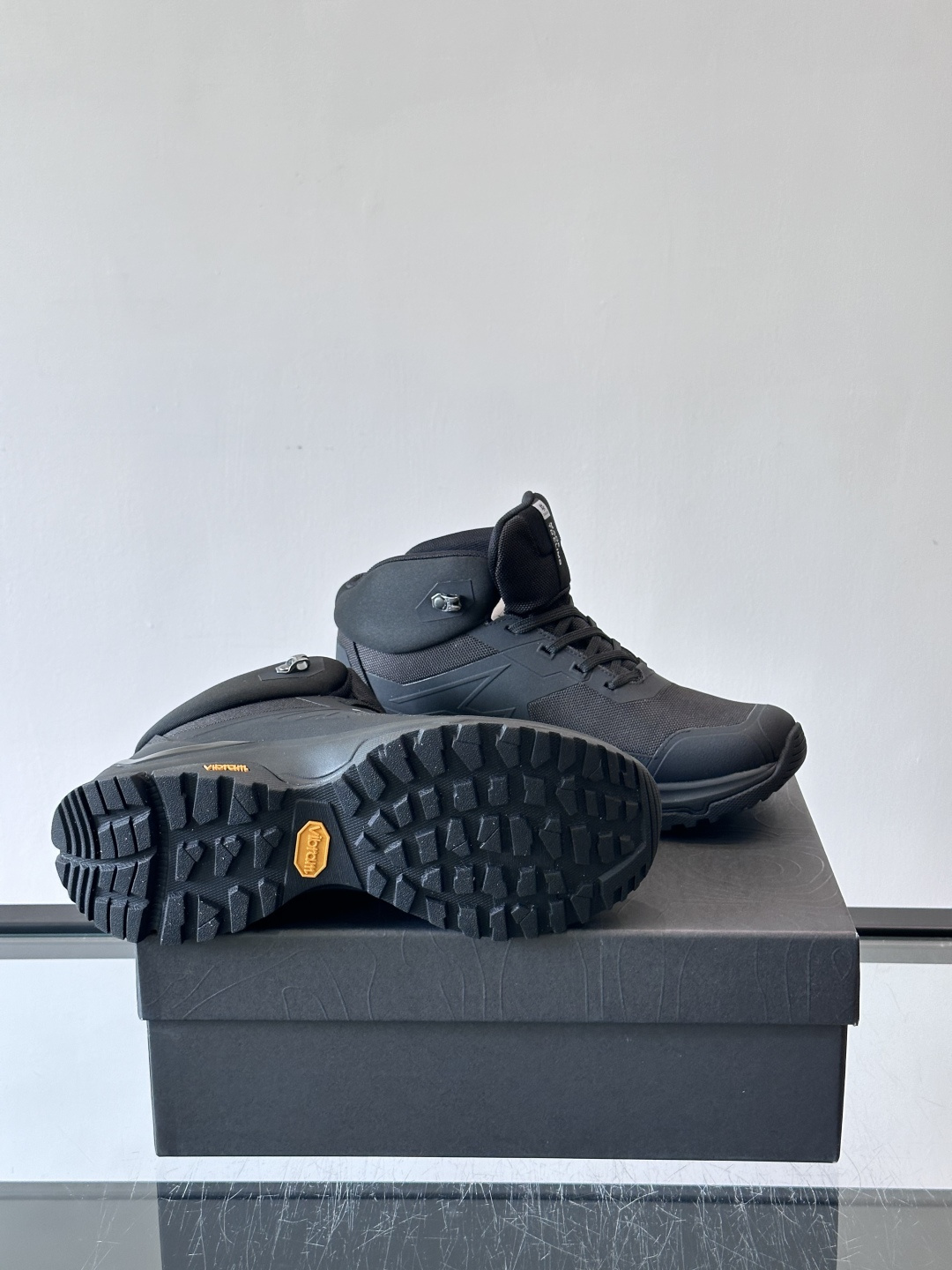 凯乐石界山GTXMID徒步鞋，专为中低海拔徒步设计，GORE-TEX内靴防水又透气，雨天也能保持双脚干爽