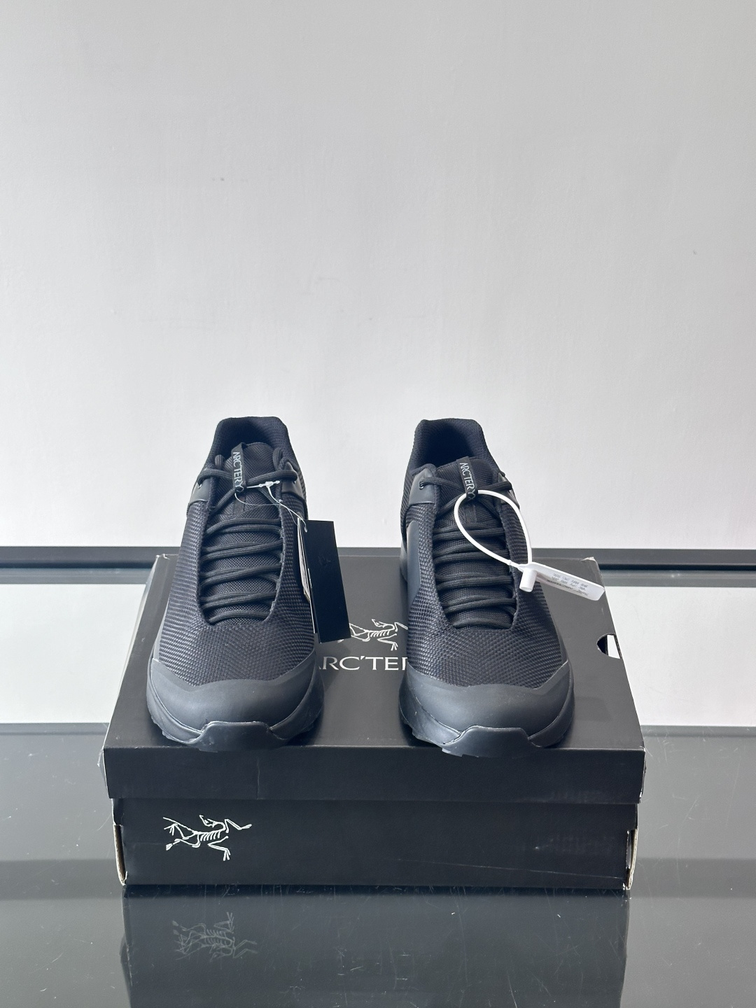 始祖鸟KoPec GTX防水徒步鞋，专为户外徒步和日常通勤设计。GORE-TEX防水透气鞋面，雨天也能保